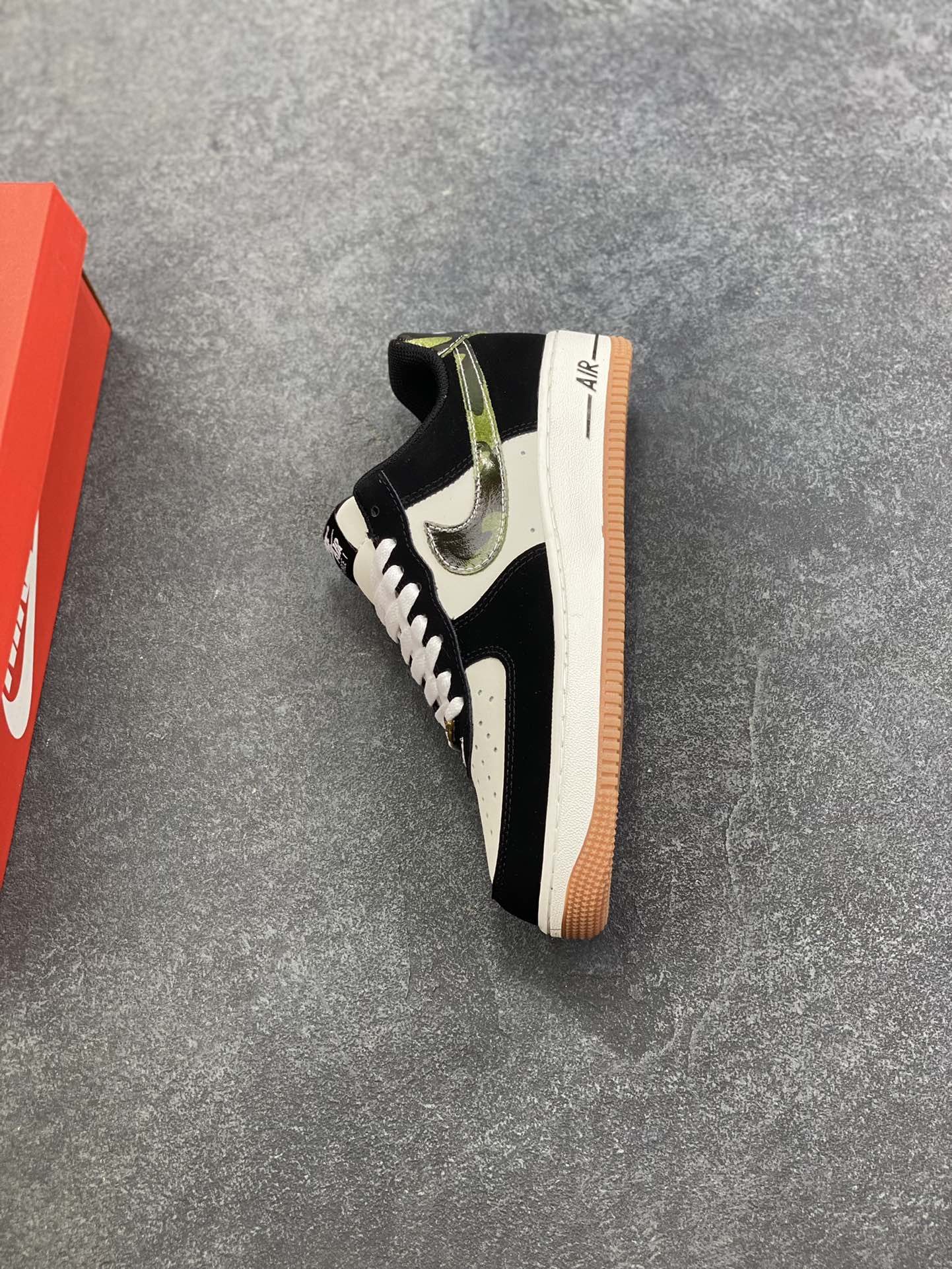 图片[7]-Nike Air Force 1‘07 Low 空军一号低帮休闲板鞋 原楦头原纸板 打造纯正空军版型#专注外贸渠道 全掌内置蜂窝气垫 #原盒配件 原厂中底钢印、拉帮完美 货号：HQ1967-100 尺码：36 36.5 37.5 38 38.5 39 40 40.5 41 42 42.5 43 44 44.5 45-选品中心