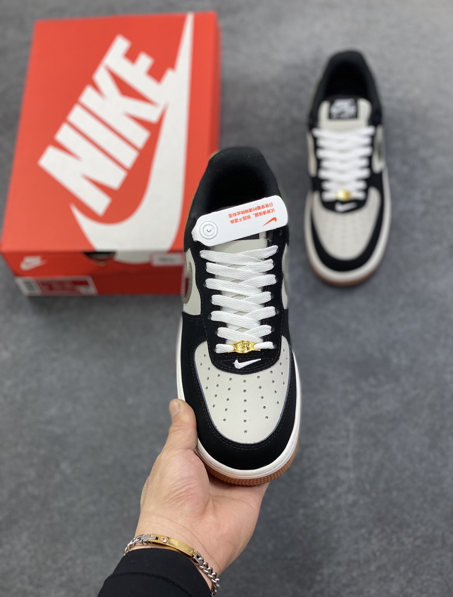 图片[2]-Nike Air Force 1‘07 Low 空军一号低帮休闲板鞋 原楦头原纸板 打造纯正空军版型#专注外贸渠道 全掌内置蜂窝气垫 #原盒配件 原厂中底钢印、拉帮完美 货号：HQ1967-100 尺码：36 36.5 37.5 38 38.5 39 40 40.5 41 42 42.5 43 44 44.5 45-选品中心