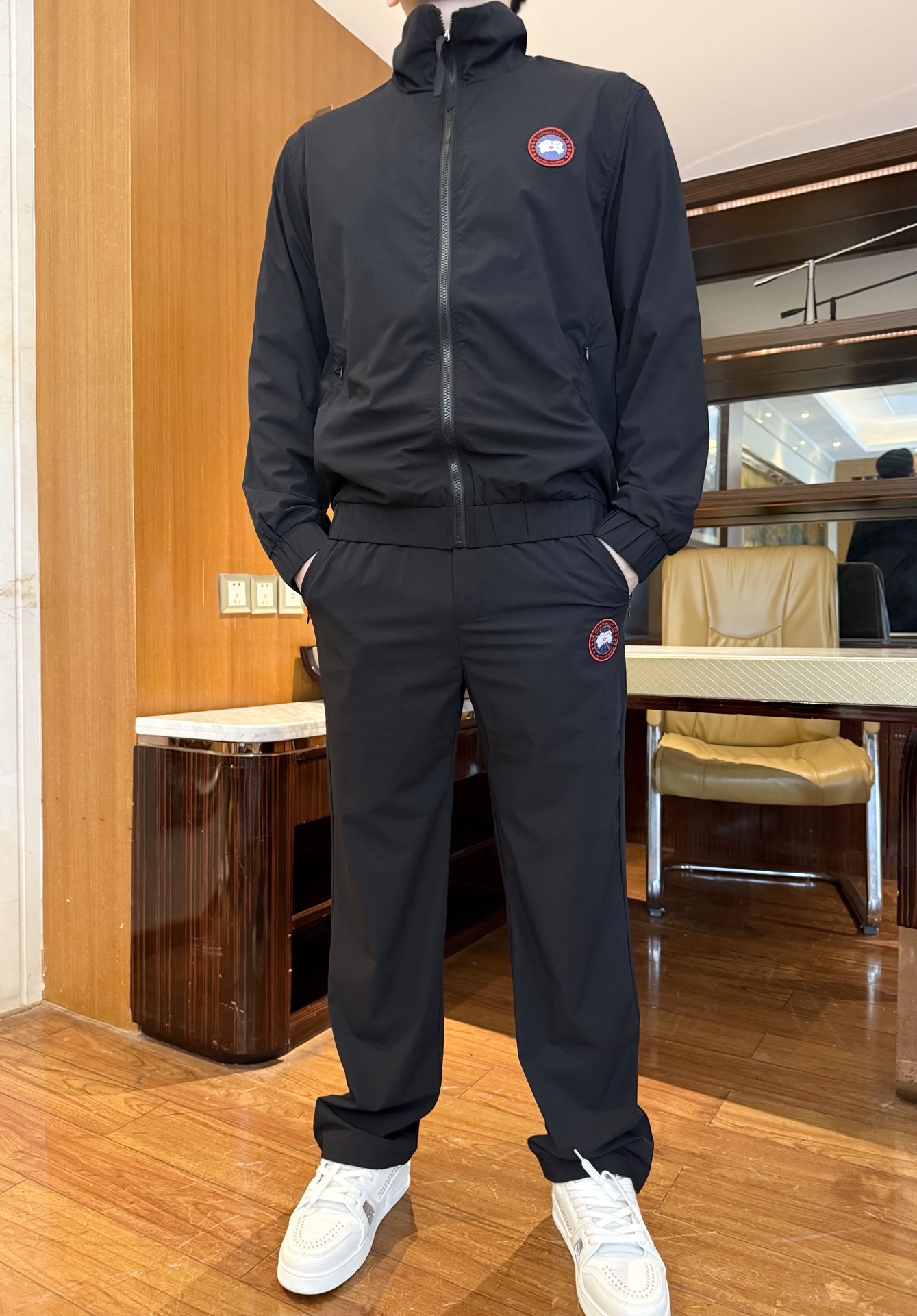 NO:564613,Canada Goose - Early Autumn Casual Suit. Clean and neat tailoring, full of urban style. Made of high-quality customized original fabrics (74 nylon, 13 spandex, 13 mulberry silk) that feel soft, waxy and dry, and the upper body effect is crisp and stylish. It is the first choice for high-end fashion people!  Size M-3XL (model 180/140 wears L, comes with Hong Kong Lane Crawford gift box packaging),,alexander wang19860909加拿大鹅-早秋休闲套装 干净利落剪裁,都市风十足 采用精品定制原版面料(74锦纶 13氨纶 13桑蚕丝)手感软糯干爽,上身效果挺括有型 高端潮流时尚人士首选！尺码M-3XL(模特180/140穿L,配香港连卡佛礼盒包装),,alexander wang,Men's clothing