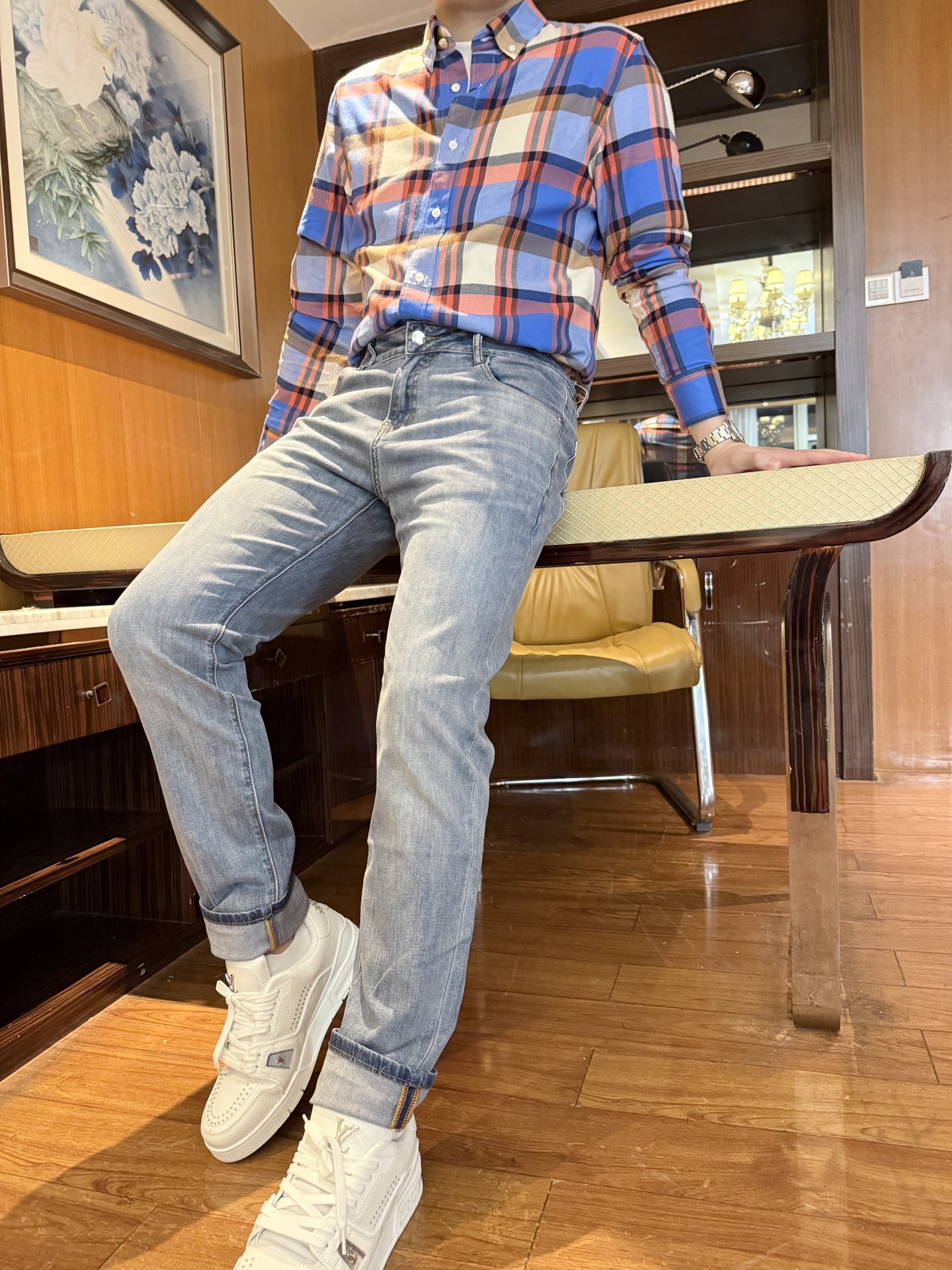 NO:564620,The latest jeans from Louis Vuitton - 2025 counters are shipped. They are also available at European and American counters. Selected Italian imported custom denim fabrics are matched with the latest straight slim design. The brand logo on the back pocket and the latest leather label highlight the charm. You are definitely worth owning. Size 29-38 (model 180/140 wears 33, with Hong Kong Lane Crawford gift box packaging),, louis vuitton, jeans, alexander wang19860909路易威登-2025专柜最新款牛仔裤出货 欧美专柜同步发售.精选意大利进口定制丹宁面料搭配最新的直筒修身设计,后口袋品牌标志和最新皮标相当彰显韵味 您绝对值得拥有.码数29-38（模特180/140穿33,配香港连卡佛礼盒包装）,,louis vuitton,jeans,alexander wang,Men's clothing