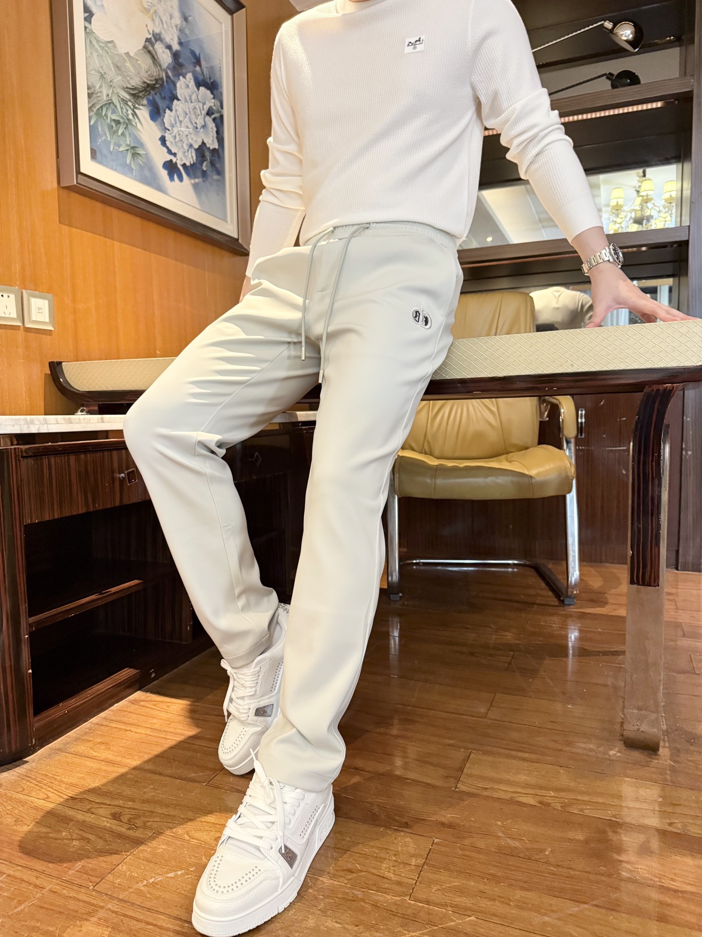 NO:564633,Dior - exclusive high-end version of new casual pants!  Customized fabrics at the counter are highly comfortable, with impeccable details and brand element design concepts, reflecting high quality. They feel delicate and soft!  It presents a casual cut and the upper body shape is awesome!  Size M-3XL (model 180/140 wears L, comes with Hong Kong Lane Crawford gift box packaging), dior, alexander wang19860909迪奥-独家专供新款休闲裤 高端版本！专柜定制面料 舒适度高,细节无可挑剔,品牌元素设计理念,体现高品质.手感细腻柔软！呈现休闲裁剪,上身版型超赞！码数M-3XL(模特180/140穿L,配香港连卡佛礼盒包装),,dior,alexander wang,Men's clothing