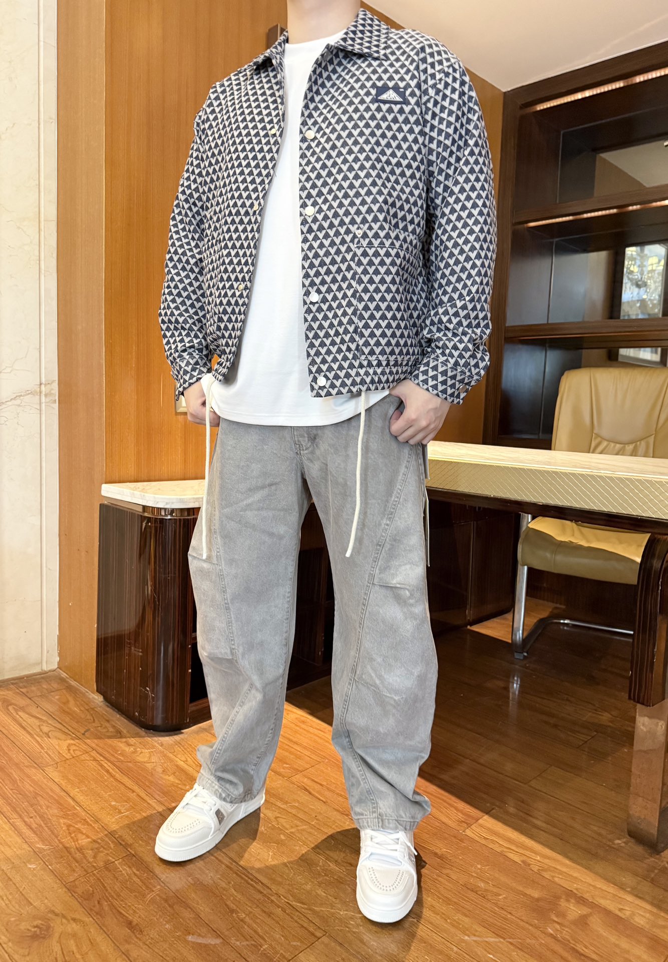 NO:564640,Louis Vuitton-2025’s latest hot-selling assault jackets will be shipped to European and American counters at the same time!  Selected Italian imported denim and cotton material with fashionable design, all-over pattern design with customized hardware to highlight the style. Needless to say, upper body effect. Size 48-56 (model 180/140 wears 50, with Hong Kong Lane Crawford boutique gift box packaging),, Louis Vuitton, jackets & coats, alexander wang19860909路易威登-2025专柜最新爆款冲锋夹克出货,欧美专柜同步发售！精选意大利进口牛仔棉材质搭配时尚的设计,通体的花纹设计搭配定制五金彰显格调 上身效果不用多说.尺码48-56码（模特180/140穿50,配香港连卡佛精品礼盒包装）,,louis vuitton,jackets & coats,alexander wang,Men's clothing