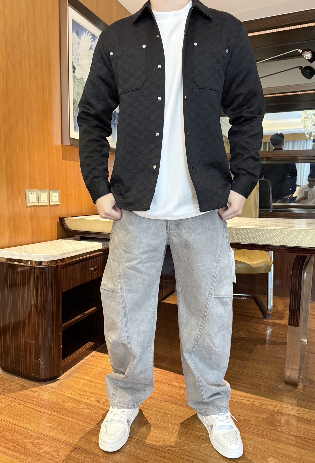 NO:564647,Gucci-Latest jackets shipped from 2025 counters, hot-selling items in European and American counters!  Selected Italian imported fine cotton fabrics are paired with the latest designs. The all-over classic jacquard weaving technology uses warp and weft interweaving to form patterns during the weaving process. It is visually richer and more three-dimensional, and at the same time increases its uniqueness and recognition!  You can't miss it. Sizes 48-56 (model 180/140 wears 50, comes with Hong Kong Lane Crawford gift box packaging),,jackets & coats,alexander wang19860909古琦-2025专柜最新外套出货 欧美专柜热销单品！精选意大利进口精棉面料搭配最新设计,通体经典提花工艺在织造过程中通过经纬交织形成图案的织造技术.视觉上更加丰富立体,同时也增加了其独特性和辨识度！您不容错过.尺码48-56（模特180/140穿50,配香港连卡佛礼盒包装）,,jackets & coats,alexander wang,Men's clothing