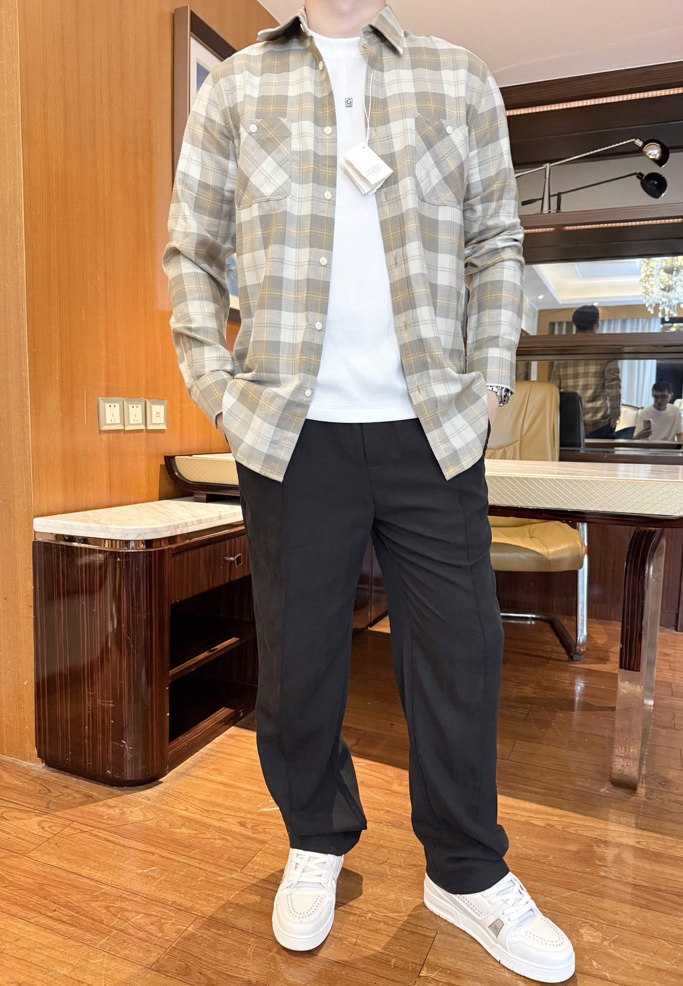 NO:564654,BC-Long-sleeved plaid shirt is currently the best plaid fabric, yarn-dyed mid-checkered, classic color-dyed splicing color supplied by Esquel Textile Co., Ltd., BC’s latest long-sleeved shirt in autumn and winter of 2025. Your favorite yarn-dyed checkered is here, the first choice for gentlemen!  !  !  A must-have for autumn and winter, the design follows the brand's modern minimalist tone, bringing the Italian urban noble style to the extreme. The overall shape is clean and tidy, without any superfluous elements, and the minimalist interpretation of a calm posture can be easily used for business or leisure! A basic item that can be paired with a formal look.  Use solid color matching to highlight the beautiful finishing effect of fine fabrics. This tailored shirt is long-sleeved and equipped with a wide-angle collar. The material is comfortable and easy to care for. Clothes made of this fabric are very light and silky, soft to the touch, and more skin-friendly, perfectly combining comfort and texture beauty!  !  !  The classic slightly slim fit continues the unique Italian style charm of his family. Whether paired with a casual cardigan or a formal suit, it always has a sense of gentlemanly elegance!  Size S-XXL (model 180/140 wears M, comes with Hong Kong Lane Crawford gift box packaging),,chanel,shirts,business suit,alexander wang19860909BC-长袖格纹衬衫目前最好的格纹面料,溢达纺织有限公司供应的色织中格仔,经典彩色色织拼接色,BC家2025年秋冬最新长袖衬衫.你最爱的色织格仔来了绅士首选！！！秋冬必备,设计上沿袭了品牌现代极简主义基调,将意式的都市高贵格调发挥到极致,整体造型干净利落,无任何多余元素,由至简演绎从容姿态,商务休闲都能轻松玩转!搭配正装造型的基础单品.运用纯色配色,凸显精细面料的优美饰面效果.此款精裁衬衫采用长袖款式,配以宽角领.材质舒适,容易打理.这种面料制成的服装十分轻盈丝滑,触感柔软,更为亲肤,完美兼容了舒适感与肌理美感！！！经典微修身版型,延续了他家特有的意式风格魅力,不论配休闲的开衫还是正式的西装,都自带一份绅士的优雅感！码数S-XXL(模特180/140穿M,配香港连卡佛礼盒包装),,chanel,shirts,business suit,alexander wang,Men's clothing