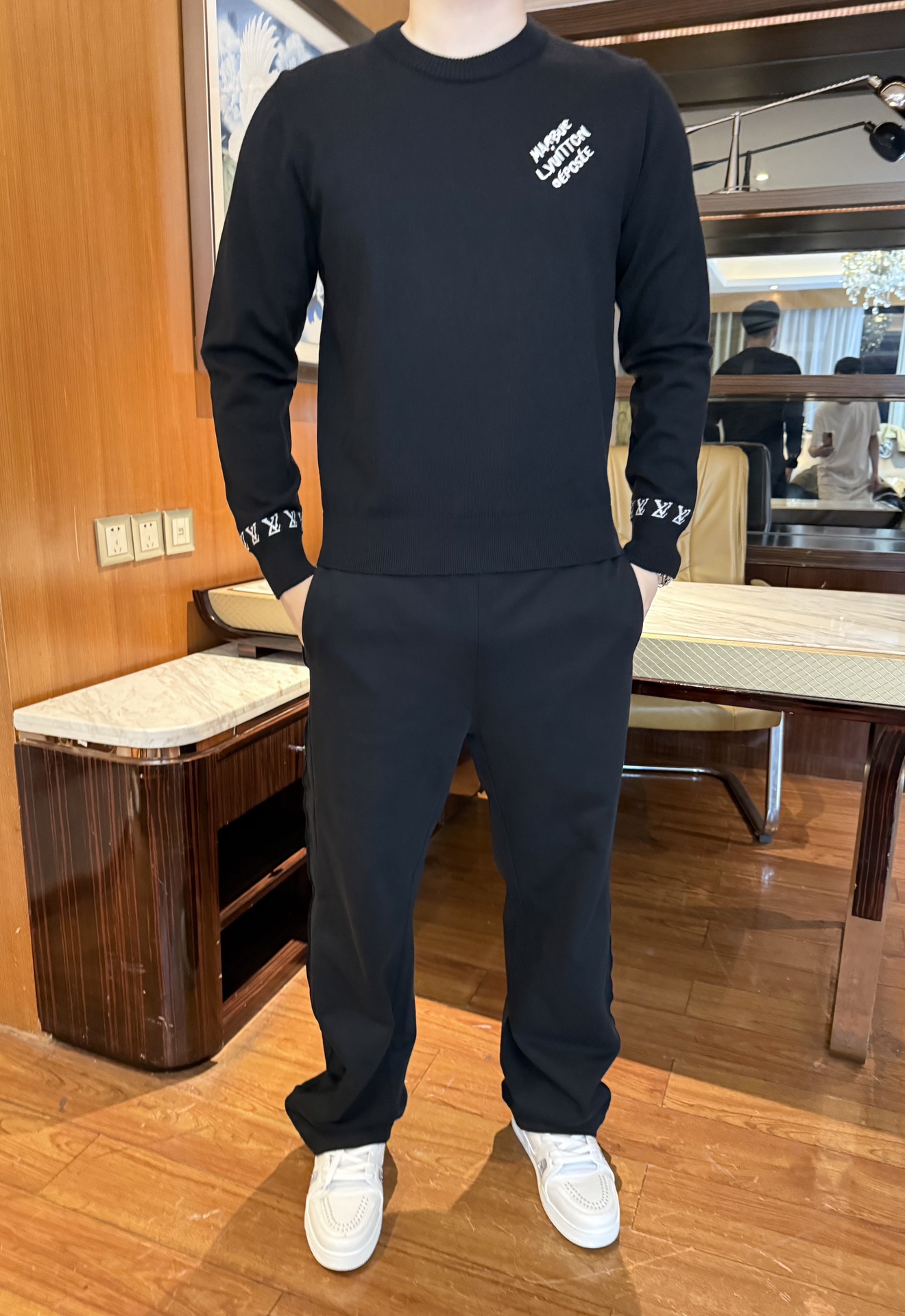 NO:564683,Louis Vuitton-2025 latest popular sweaters are shipped from the counters, hot-selling items in European and American counters!  Selected Italian imported Tencel wool + recycled fiber fabrics are matched with the latest design. The brand logo on the chest and cuffs is quite fashionable and the upper body effect is visible. Sizes 48-56 (model 180/140 wears 50, with Hong Kong Lane Crawford gift box packaging),, louis vuitton, sweaters, alexander wang19860909路易威登-2025专柜最新爆款毛衣出货 欧美专柜热销单品！精选意大利进口天丝羊毛+再生纤维面料搭配最新的设计,胸前和袖口的品牌标志相当时尚 上身效果看得见.尺码48-56（模特180/140穿50,配香港连卡佛礼盒包装）,,louis vuitton,sweaters,alexander wang,Men's clothing