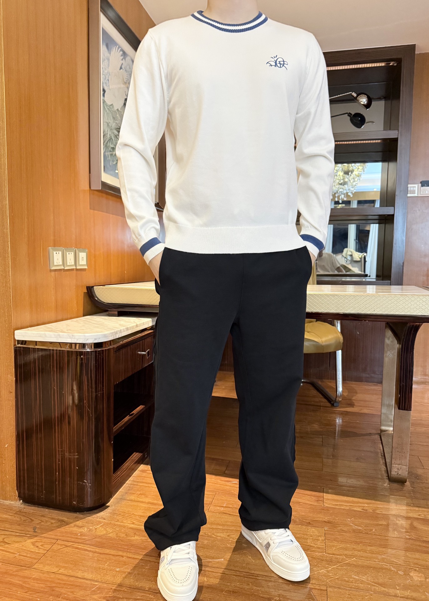 NO:564678,Dior-2025 latest popular sweaters are shipped from the counters, hot-selling items in European and American counters!  Selected Italian imported Tencel wool fabric with the latest design, the brand logo on the chest is very fashionable and the upper body effect is great. Size 48-56 (model 180/140 wears 50, with Hong Kong Lane Crawford gift box packaging), dior, sweaters, alexander wang19860909迪奥-2025专柜最新爆款毛衣出货 欧美专柜热销单品！精选意大利进口天丝羊毛面料搭配最新的设计,胸前的品牌标志相当时尚 上身效果超赞.尺码48-56（模特180/140穿50,配香港连卡佛礼盒包装）,,dior,sweaters,alexander wang,Men's clothing