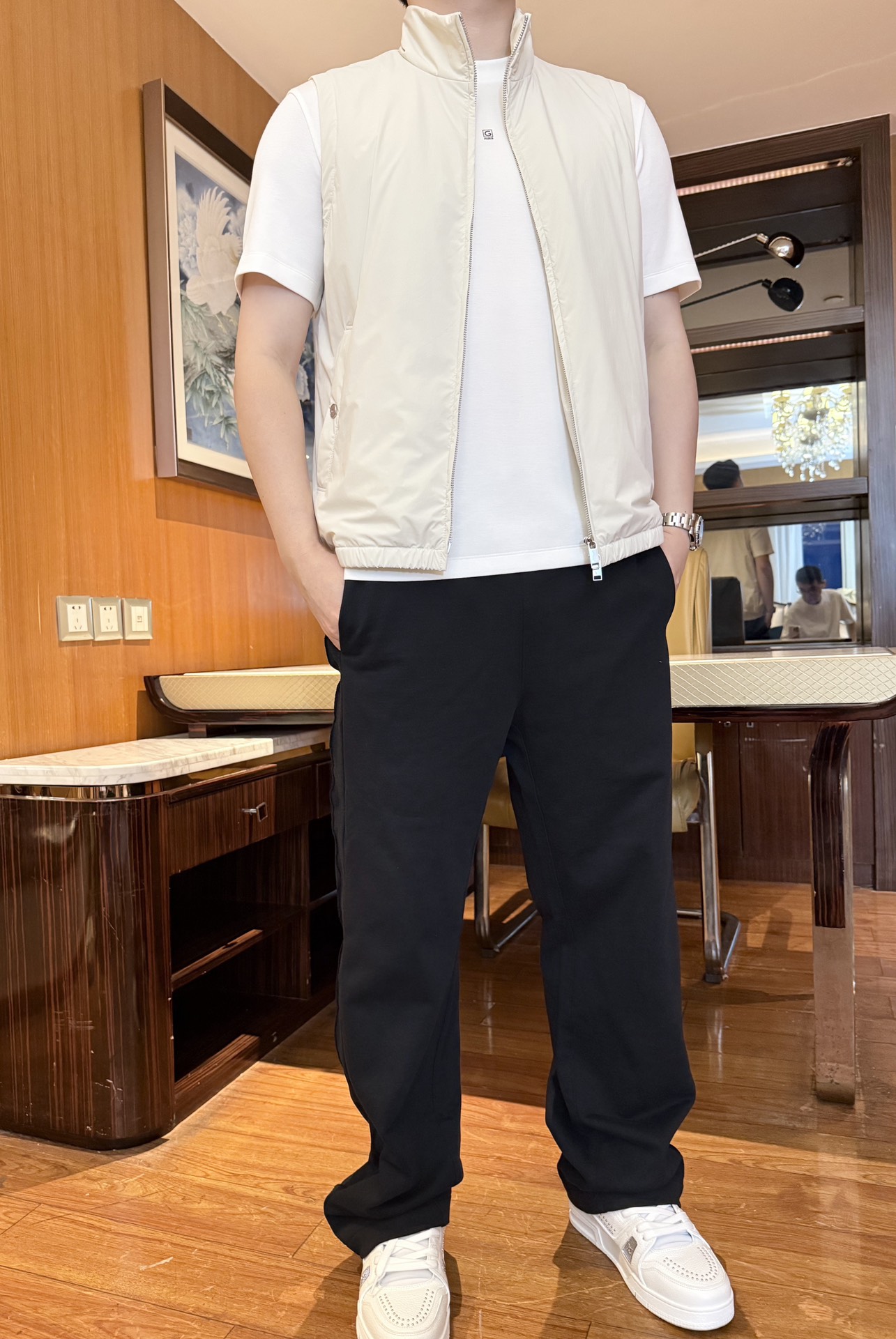 NO:564666,Gucci - The hottest new thin cotton vest is shipped in 2025 counters. It is a hot-selling item in European and American counters!  Selected imported custom-made polyester fiber fabrics are matched with the latest designs, and the exquisite details bring minimalist fashion wear!  Slim-fitting tailoring does not pick on your figure, you deserve it. Size: 48-56 (model 180/140 wears 50, comes with Hong Kong Lane Crawford gift box packaging),, alexander wang19860909古琦-2025专柜最爆新款薄棉马甲出货 欧美专柜热销单品！精选进口定制聚酯纤维面料搭配最新的设计 ,细节精致细腻带来极简主义的时尚穿搭！修身的剪裁不挑身材,您值得拥有.码数:48-56（模特180/140穿50,配香港连卡佛礼盒包装）,,alexander wang,Men's clothing