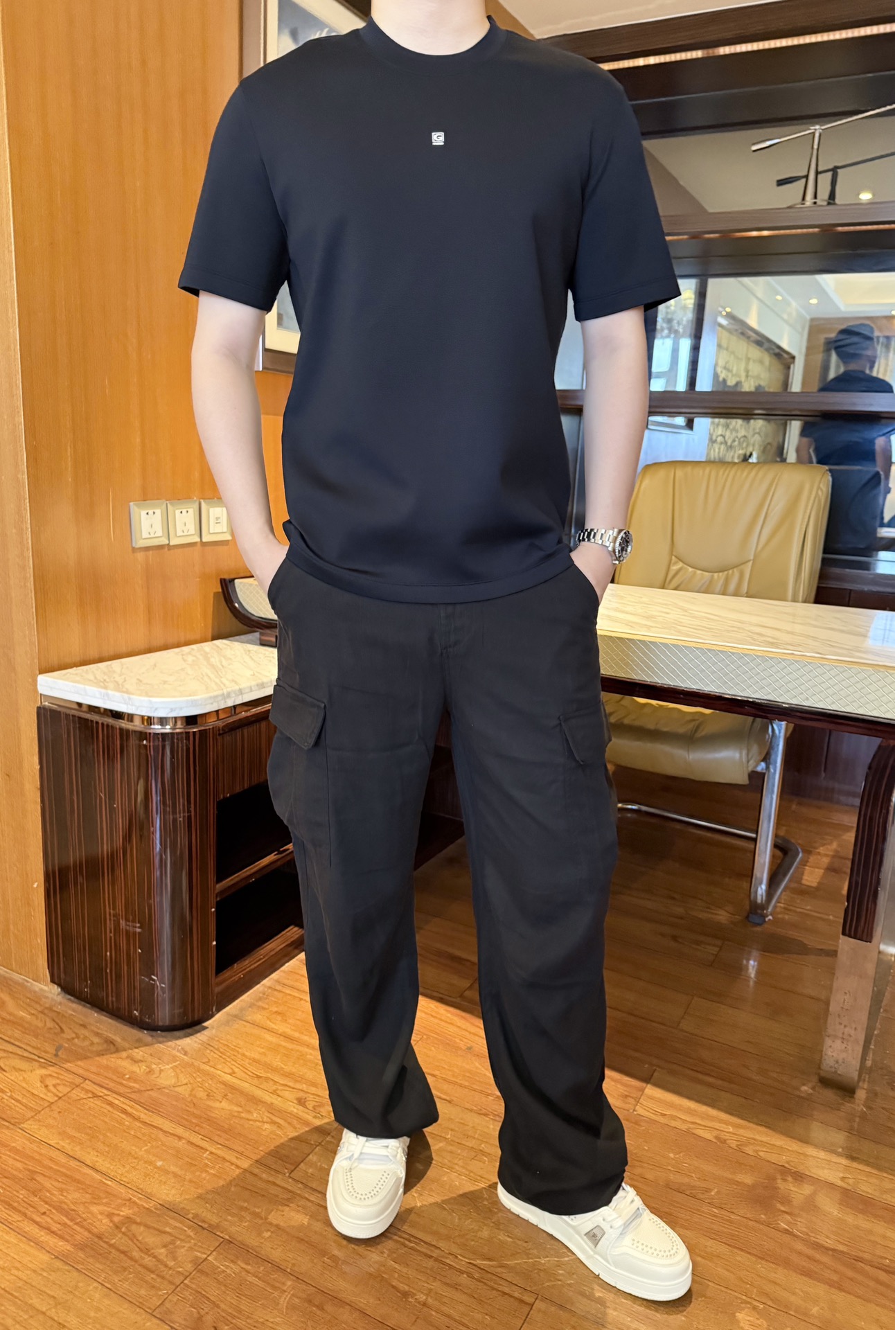 NO:564636,Gucci - The latest popular T-shirts are shipped from the 2025 counter. The best-selling items at the London counter!  Selected high-end wool modal fully custom-woven yarn-dyed yarns from Italy are used, with good gloss and high grade. It is matched with the latest design and the brand logo on the chest shows the taste. Business and casual boutique. Size: 48-56 (model 180/140 wears 50, with Hong Kong Lane Crawford gift box packaging), tees, t-shirt, alexander wang19860909古琦-2025专柜最新爆款T恤出货 伦敦专柜热销单品！精选意大利采用高端羊毛莫代尔全定织色织纱线,光泽度好,档次高,搭配最新的设计胸口的品牌标志彰显品味 商务休闲精品.尺码:48-56（模特180/140穿50,配香港连卡佛礼盒包装）,,tees，t-shirt,alexander wang,Men's clothing