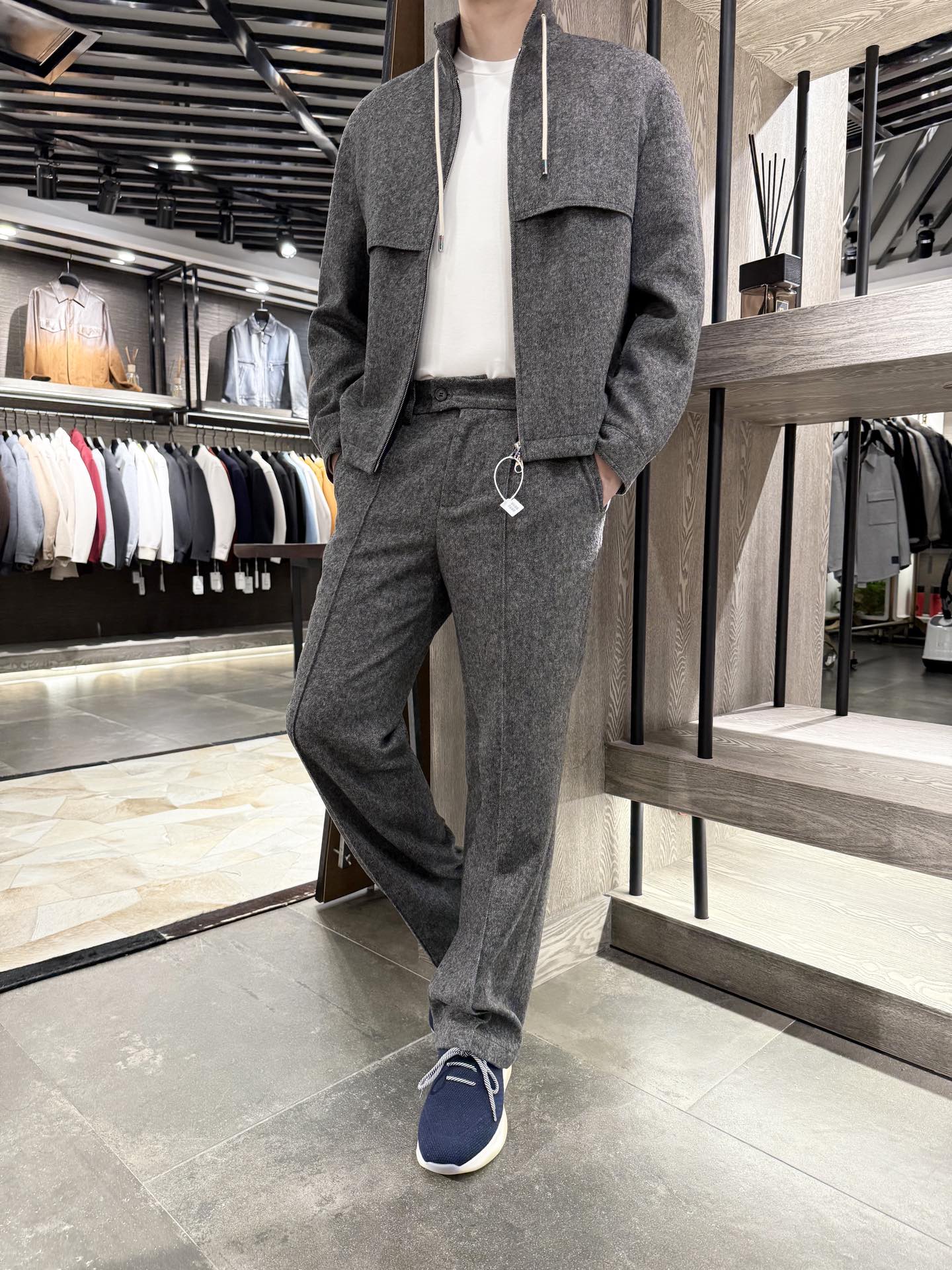 NO:564603,lp-The texture philosophy of the stand-up collar wool jacket. When 'old money style' is no longer a simple style label, but has become a dual pursuit of relaxed texture and classic order, this stand-up collar wool jacket has become an excellent footnote - it hides the elegance accumulated over time into every inch of tailoring, and uses contemporary design language to deconstruct the boringness of the 'old school', making classics truly become daily wear and new items. 1. 'Space wisdom' in three-dimensional tailoring  The essence of the old money style lies in the pattern logic of 'seemingly casual, but actually sophisticated.' This jacket adopts three-dimensional tailoring technology and is slightly wider at the shoulder line. It not only retains the stiffness of the wool material, but also releases a relaxed atmosphere through the subtle silhouette - there is no sense of restraint when raising the hand, and layering sweaters will not look bloated. It perfectly balances the 'formal sense' and the 'casual sense'.   The length design can be called the 'golden ratio', just below the waistline. When paired with trousers of the same series, it can naturally divide the body proportions. Even if worn alone with jeans, the neat length of the dress can highlight the lines of the legs; and the slightly closed design of the cuffs not only continues the classic details of the retro jacket, but also forms a neat outline on the wrist. The watch or shirt cuffs exposed when raising the hands are all low-key expressions of old money style. 2. The 'temperature and decentness' of wool blended material   The fabric is made of a golden ratio of 55% wool + 45% polyester fiber. Wool's natural warmth and soft touch make the jacket a 'temperature armor' in autumn and winter, and it has a delicate and skin-friendly feel when worn close to the body. The addition of polyester fiber strengthens the wrinkle resistance and durability of the fabric. It can be stuffed into a bag for daily commuting and unfolded after sitting for a long time at work. It can still quickly restore a flat shape, adapting to the 'all-weather exquisite' life rhythm of old money.  Visually, the wool blended fabric presents a high-end matte texture, and the light gray tone has a 'low-saturation and high-end feel'. It is not as flamboyant as bright colors, but it has a delicate texture and luster in the change of light. Walking in the crowd, this 'matte luxury' is enough to become a recognizable mark. 3. The 'code language system' of exquisite old-money details   The drawstring stand-up collar version has its own retro aura, while the drawstring design of the neckline is infused with relaxation and ingenuity - tighten the drawstring, and the stand-up collar fits the neck, instantly switching to a more formal 'urban gentleman' mode; relax the drawstring, and the collar naturally droops, turning it into a casual and uninhibited 'weekend player'. It can be worn in two ways, which fully maximizes the 'multiple scene adaptability' of the old money style.  The plaid lining opens the placket, and the inside is a classic plaid lining - a light beige background interlaced with red and blue fine grids. This is a classic symbol derived from retro men's clothing. It not only creates a 'detailed easter egg' when exposed between putting on and taking off, but also silently echoes the aesthetic logic of 'reinterpretation of traditional elements' in the old money style, making the jacket stand up to scrutiny from the inside to the outside.   Invisible craftsmanship: the hemming of pocket edges, the smooth routing of body seams, the seamless integration of zippers and fabrics... All craftsmanship details are hidden in 'invisible' places, just like the aesthetic principles of the old money circle. Real sophistication never makes noise on the surface, but allows texture to penetrate into every place.  The beauty of it is that it not only has the 'noble background' brought by the wool material and three-dimensional tailoring, but also uses ingenious ideas such as drawstrings and plaid patterns to eliminate the 'old-school' sense of distance, ultimately turning the 'old money style' into a style language that can be daily, replicable, and growable - just like those real old money families who have made elegance a habit in their bones, and this coat is your ticket to a 'relaxed and textured life'.  Size 48-56 (model 180/140 wears 50, with Hong Kong Lane Crawford gift box packaging), loro piana, jeans, jackets   & coats,sweaters,gold,alexander wang19860909lp-立领羊毛外套的质感哲学 当“老钱风”不再是简单的风格标签,而是成为一种对松弛质感与经典秩序的双重追求,这款立领羊毛外套便成了绝佳注脚——它把岁月沉淀的优雅藏进每一寸剪裁,又用当代设计语言解构“老派”的沉闷,让经典真正成为常穿常新的日常. 一、版型立体剪裁里的“空间智慧” 老钱风的精髓,在于“看似随意,实则考究”的版型逻辑.这款外套采用立体剪裁工艺,在肩线处做了微阔处理,既保留了羊毛材质自带的挺括感,又通过微妙的廓形释放出松弛氛围——抬手时无束缚感,叠穿毛衣也不会显臃肿,完美平衡“正式感”与“休闲感”. 衣长设计堪称“黄金比例”,恰好卡在腰线下方,搭配同系列西裤时能自然划分身材比例,哪怕单穿配牛仔裤,也能靠利落衣长衬出腿部线条；而袖口的微收设计,既延续了复古外套的经典细节,又在腕部形成利落轮廓,抬手间露出的腕表或衬衣袖口,都是老钱式精致的低调表达. 二、材质羊毛混纺的“温度与体面” 面料选取55羊毛+45聚酯纤维的黄金配比羊毛的天然保暖性与柔糯触感,让外套在秋冬能成为“温度铠甲”,贴身穿也有细腻亲肤感；聚酯纤维的加入则强化了面料的抗皱性与耐用度,日常通勤塞进包里、久坐办公后展开,依旧能快速恢复平整版型,适配“全天候精致”的老钱生活节奏. 视觉上,羊毛混纺面料呈现出高级的雾面肌理感,浅灰色调自带“低饱和度高级感”,不像亮色那般张扬,却在光线变化中泛着细腻的质感光泽,走在人群里,这份“哑光奢华”足以成为辨识度标识. 三、细节老钱式精致的“暗语系统” 抽绳立领立领版型本就自带复古气场,而领口的抽绳设计则注入了松弛巧思——拉紧抽绳,立领贴合脖颈,瞬间切换成偏正式的“都市绅士”模式；放松抽绳,领口自然垂落,又化身随性不羁的“周末玩家”,一绳两穿,把老钱风的“多元场景适配性”拉满. 格纹内衬翻开衣襟,内里是经典格纹衬里——浅米底色交织红蓝细格,这是源自复古男装的经典符号,既在穿脱间露出时制造“细节彩蛋”,又默默呼应老钱风对“传统元素再演绎”的审美逻辑,让外套从里到外都经得起推敲. 隐形工艺口袋边缘的包边、衣身接缝处的平整走线、拉链与面料的无缝嵌合……所有工艺细节都藏在“看不见”的地方,正如老钱圈层的审美准则真正的精致从不在表面喧哗,而是让质感渗透进每一处 它的妙处在于,既拥有羊毛材质与立体剪裁带来的“贵气底色”,又用抽绳、格纹这些巧思消解了“老派”的距离感,最终让“老钱风”变成一种可日常、可复制、可生长的风格语言——就像那些真正的老钱家族,把优雅活成了骨子里的习惯,而这件外套,正是你我通往“松弛质感人生”的入场券. 尺码48-56(模特180/140穿50,配香港连卡佛礼盒包装）,,loro piana,jeans,jackets & coats,sweaters,gold,alexander wang,Men's clothing