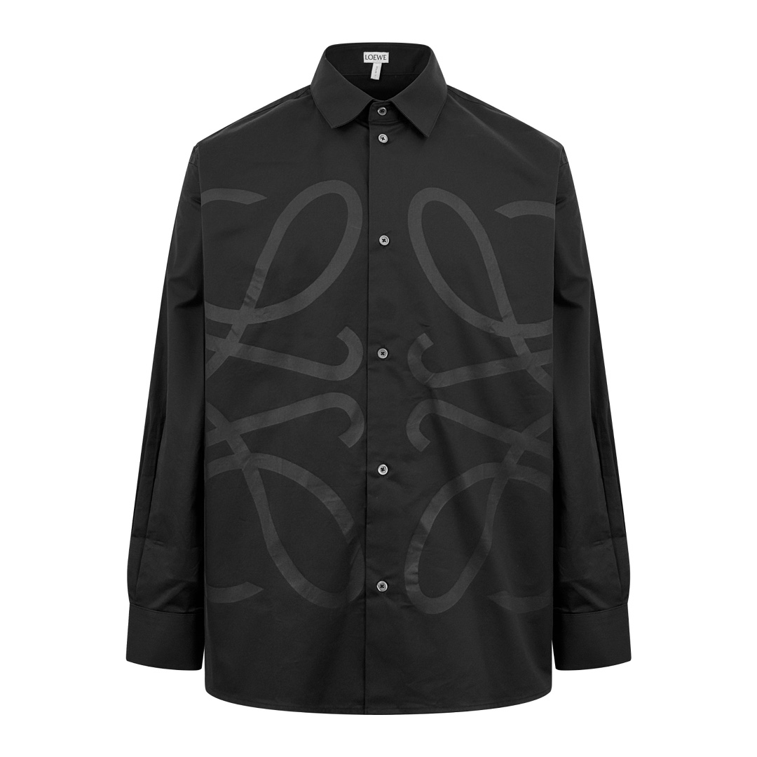 NO:566061,.Loewe Anagram dark pattern shirt. Customized moire memory plain cotton. Light and smooth. Comfortable and close to the skin. A touch of black. Shows extraordinary taste. Elegant. The Loewe oversized Anagram dark pattern decoration on the chest gives the static dark pattern a dynamic sense of swinging with the body. The invisible order of the buttons is a sense of ritual between opening and closing. Elegant lines outline the style of the neck. Highlight personality with taste. A must-have item for all-purpose wear. Process 1 uses glue printing. The printing has been modified by the film screen three times.  Use glue liquid paint to print the pattern on the fabric and bake the fabric to fix the printed pattern. Process 2: Use the side-turning buried clamping sewing process to provide high-quality stitching results, smooth and tidy. Process 3: The fabrics have been sand washed for better hand feel and texture. Not easy to deform, not easy to shrink, not easy to fade.   Maintain long-term beauty Accessories Customized 1:1 Loewe shell buckle Customized 1:1 Loewe trademark Version Loose version Size 36 38 40 42,,loewe,shirts,alexander wang19860909.Loewe Anagram 暗纹衬衫 定制云纹记忆平纹棉 轻盈垂顺 舒适贴肤 一抹黑色 尽显非凡品味 优雅自现 胸前Loewe超大Anagram暗纹装饰 让静态暗纹有了随身体摆动的动态感 纽扣的隐形秩序 是开合间的仪式感 优雅线条勾勒颈部风采 以品味彰显个性 万能穿搭必备单品 工艺1采用胶浆印花 印花经过三次菲林网板修改 使用胶浆液体涂料在织物上打印图案 烘烤织物以固定印刷图案 工艺2: 采用侧翻埋夹车线工艺 能够提供优质的缝合效果 平顺整洁 工整整洁 工艺3: 面料都经过砂洗 手感质感更佳 不易变形 不易缩水 不易褪色 保持长久的美观 辅料 定制1:1 Loewe 贝壳扣 定制1:1 Loewe 商标 版型 宽松版型 尺码 36 38 40 42,,loewe,shirts,alexander wang,Men's clothing