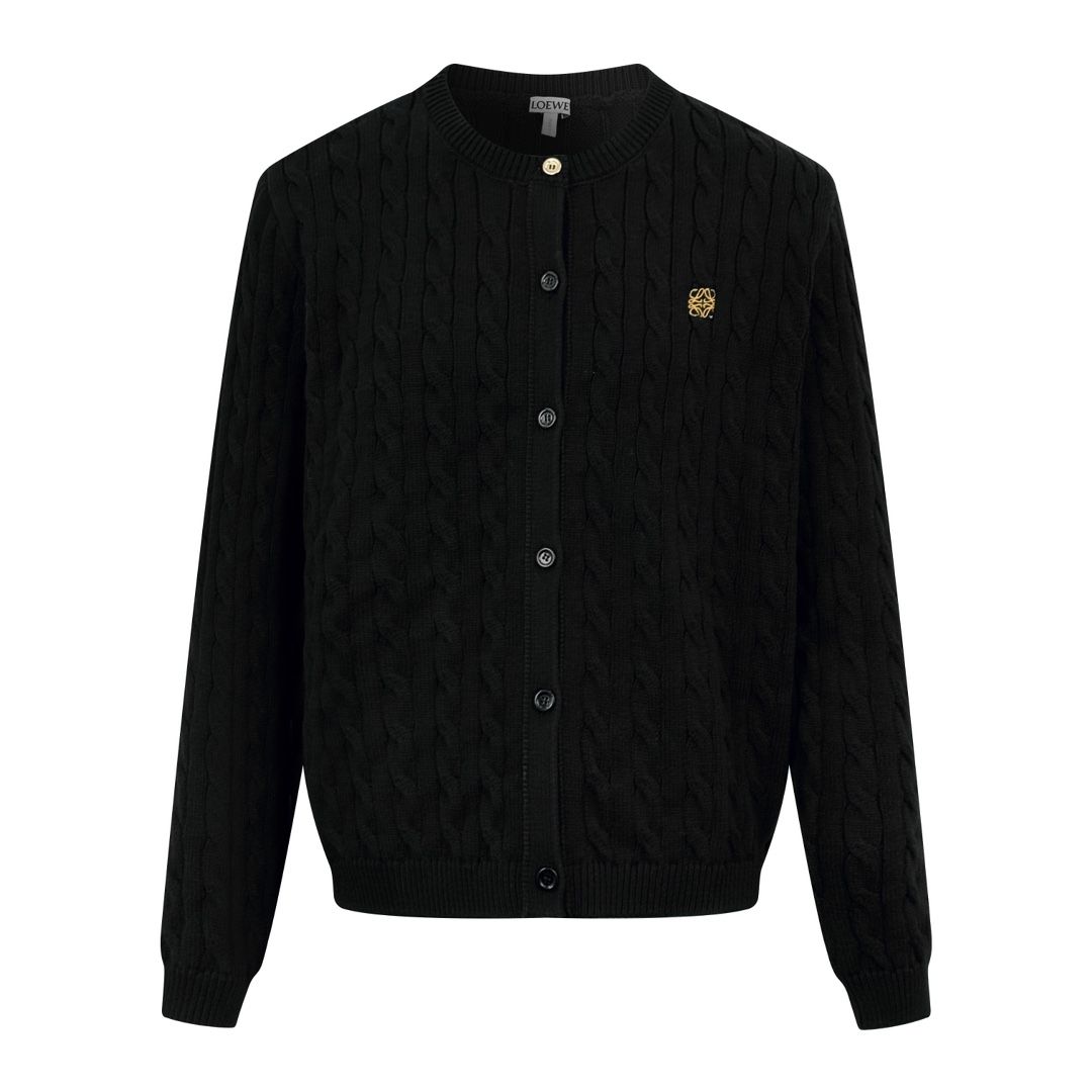 NO:566057,.Loewe Anagram embroidered sweater cardigan, custom-woven ebony cable knitted cotton fabric, fine texture, comfortable and close to the skin, with deep black as the base color, not noisy but with its own light. The iconic Loewe Anagram logo is embellished on the chest. Gold embroidery has become the visual coordinate. The twist stitch structure design injects the soul and becomes the architectural aesthetics worn on the body. The order aesthetics of buttons reveal quiet nobility and a lazy yet elegant posture.  Create an elegant scenery of its own. Technique 1: Use imported machine embroidery technology. Use advanced computer control systems and precision mechanical components to realize Loewe Anagram embroidery operations with high precision and smooth and delicate lines. Technique 2: Composite double technology of global twisted rope braiding. A symphonic weaving art of hand and machine.   The entire garment is made of twisted rope + webbing composite weaving and is hand-joined row by row. Each knitting row requires three steps of twisting the rope, inserting the webbing through and resetting the needle bed. Weaving a garment requires a total of -300 rows (time-consuming, labor-intensive and expensive). Process 3: Softening and deodorizing process of garment washing water. Use professional washing equipment and specific detergents to deep clean and deodorize the clothes. Improve the feel and appearance of the clothes. Accessories Customized 1:1 Loewe  Buttons customized 1:1 Loewe trademark version fit version size S M L XL,,loewe,sweaters,gold,alexander wang19860909.Loewe Anagram 刺绣毛衣开衫 定织黑檀绞花棉针织料 纹理细腻 舒适贴肤 以深邃黑色为底色 不喧哗却自带光芒 标志性Loewe Anagram 徽标点缀于胸前 黄金刺绣成为了视觉坐标 麻花缝线结构设计注入灵魂 成为穿在身上的建筑美学 纽扣的秩序美学 透露着不动声色的贵气 以慵懒而不失优雅的姿态 自成一道优雅风景 工艺1:采用进口机刺绣工艺 使用先进的计算机控制系统和精密的机械部件 实现Loewe Anagram 刺绣刺绣作业 精度高 线条流畅而细腻 工艺2: 全域扭绳编织带复合双工艺 手工与机械的交响织艺 整件服饰均采用扭绳+织带复合编织 逐行手工衔接 每编织1行需完成扭绳缠绕一织带穿插一针床复位3个步骤 编织一件成衣需累计-300行（耗时耗力 工价昂贵） 工艺3: 成衣洗水加软去味工艺 通过专业的洗涤设备和特定的洗涤剂 对衣物进行深度清洁和去味处理 改善衣物的手感和外观 辅料 定制1:1 Loewe 纽扣 定制1:1 Loewe 商标 版型 合身版型 尺码 S M L XL,,loewe,sweaters,gold,alexander wang,Men's clothing
