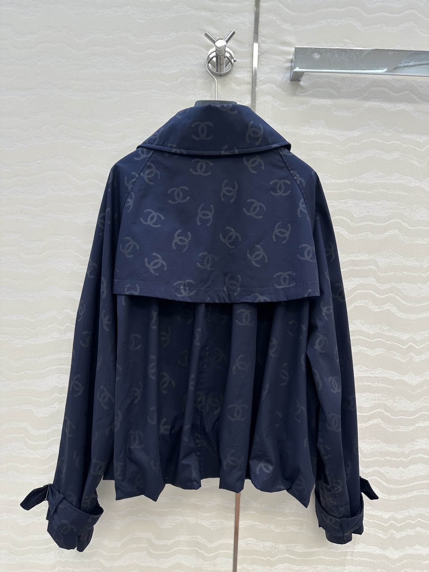 独家首发❤️高端原单品质Coco女孩25b新品，遇水则发❤️暗纹提花logo短风衣！若隐若现的低调奢华高