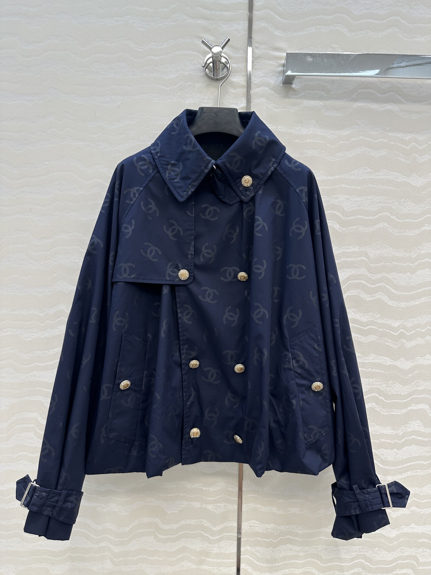 独家首发❤️高端原单品质Coco女孩25b新品，遇水则发❤️暗纹提花logo短风衣！若隐若现的低调奢华高