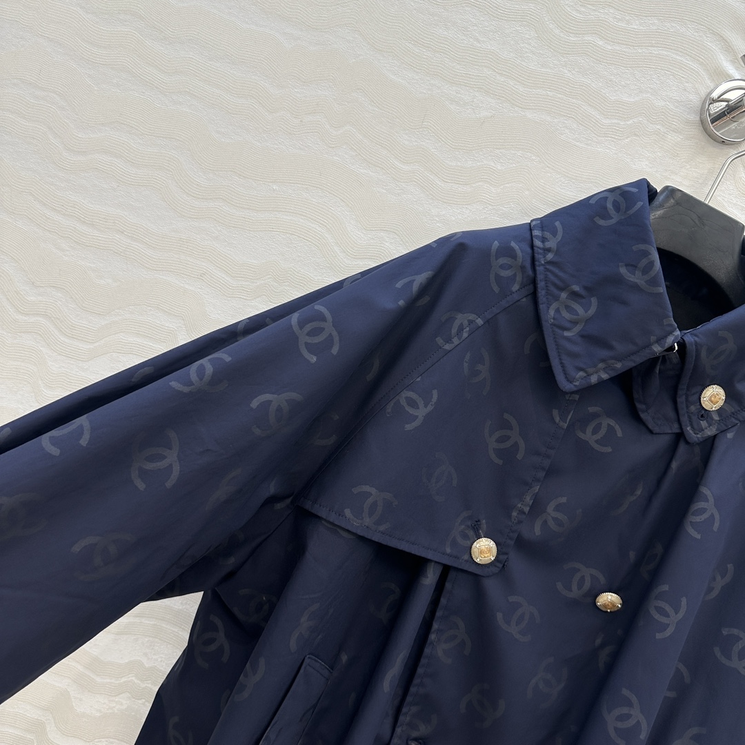 独家首发❤️高端原单品质Coco女孩25b新品，遇水则发❤️暗纹提花logo短风衣！若隐若现的低调奢华高