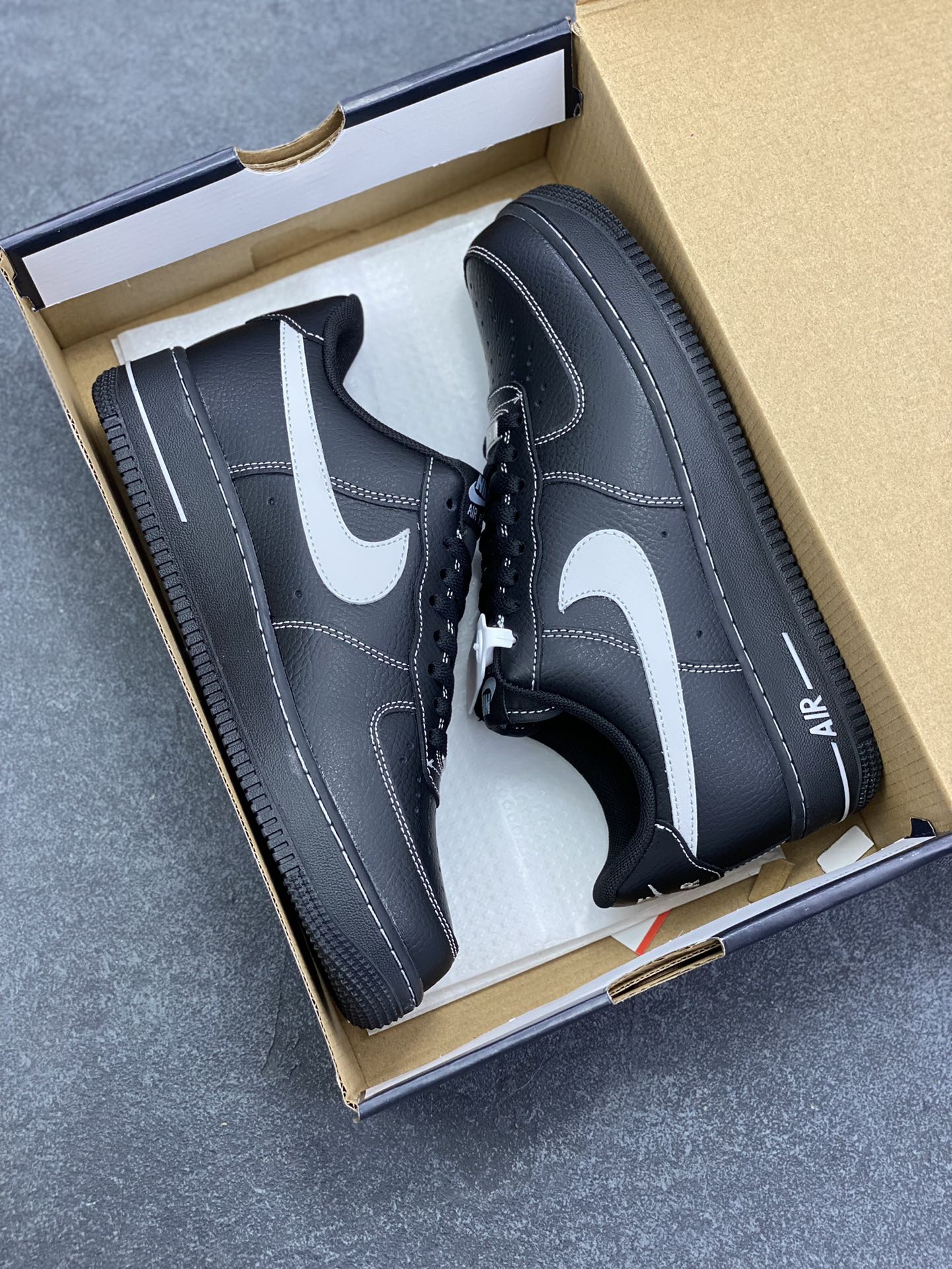 图片[9]-Nike Air Force 1 Low 黑白 原楦头原纸板 打造纯正空军版型 专注外贸渠道 全掌内置蜂窝气垫 原盒配件 原厂中底钢印、拉帮完美 货号：HQ2037-006 尺码：36 36.5 37.5 38 38.5 39 40 40.5 41 42 42.5 43 44 44.5 45-选品中心