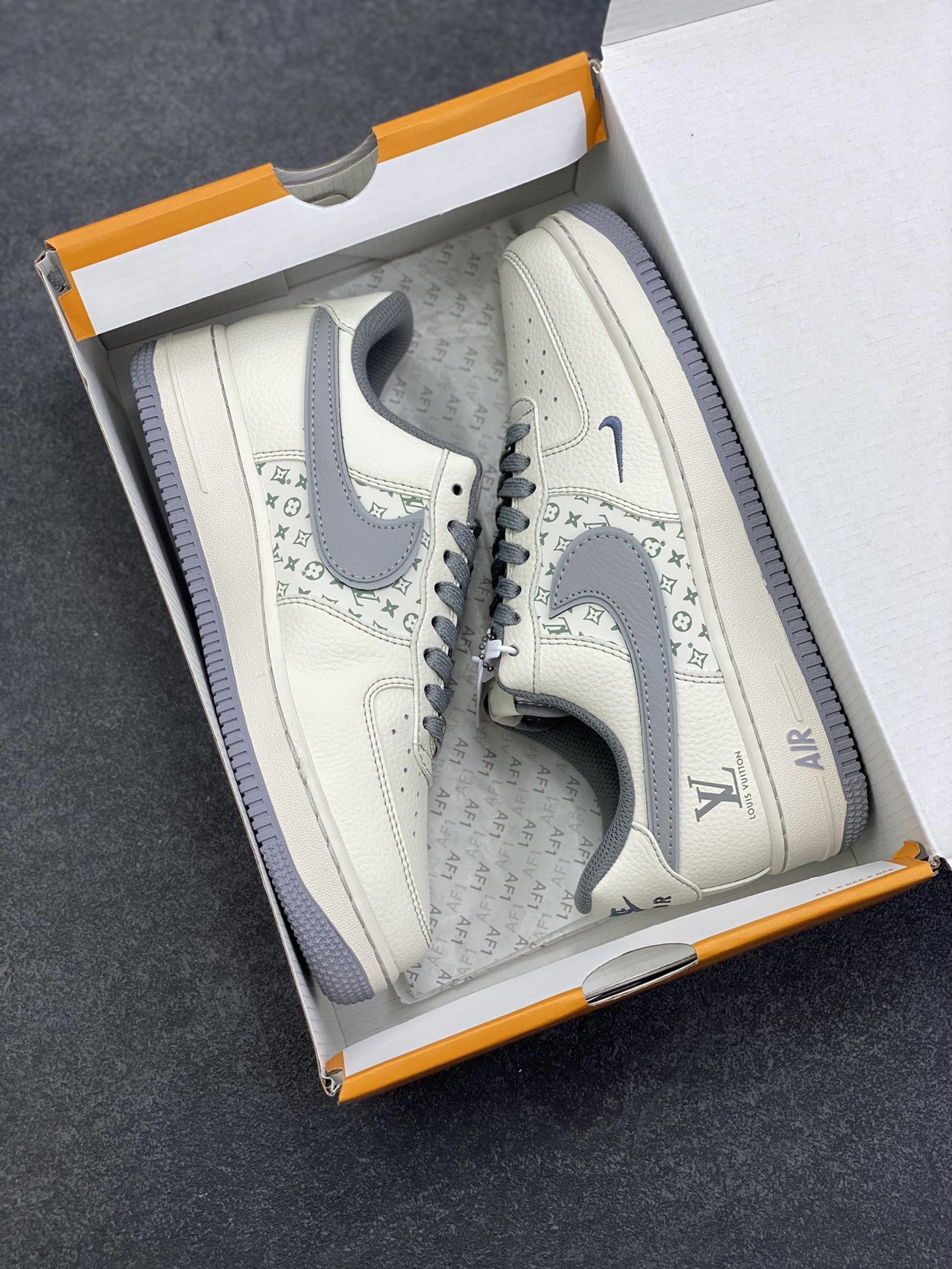 图片[9]-Nike Air Force 1 \’07 Low “LV联名——印花米灰勾”空军一号 高端定制 低帮 运动鞋 休闲鞋 折边针车 工艺难度大 原楦头原纸板 原装鞋盒 定制五金配件 内置全掌气垫 原厂鞋底 货号：HH7518-079 尺码：36 36.5 37.5 38 38.5 39 40 40.5 41 42 42.5 43 44 44.5 45-选品中心