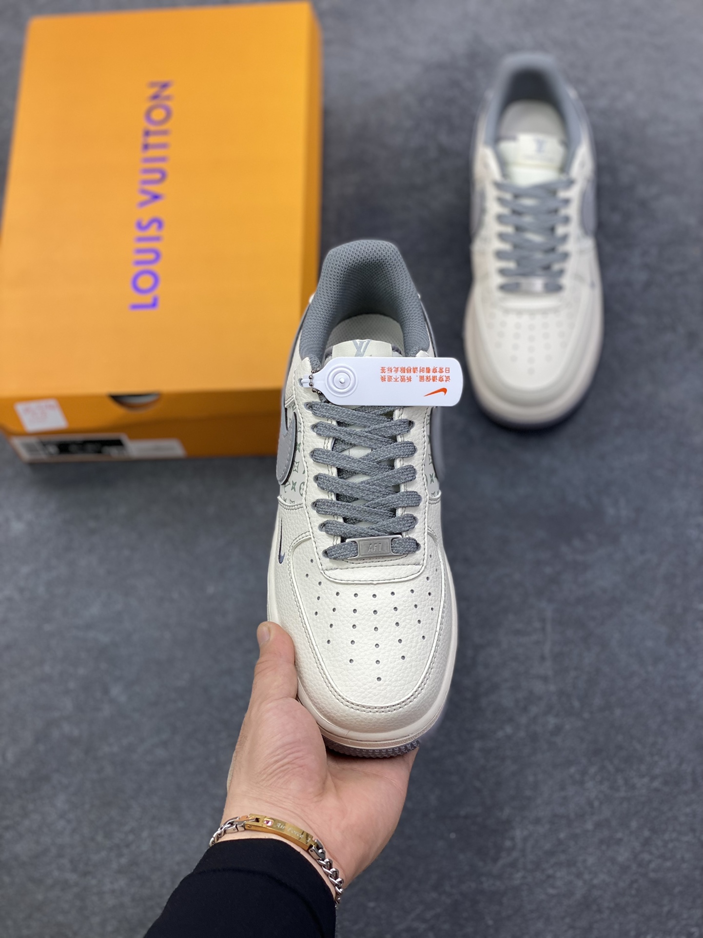 图片[2]-Nike Air Force 1 \’07 Low “LV联名——印花米灰勾”空军一号 高端定制 低帮 运动鞋 休闲鞋 折边针车 工艺难度大 原楦头原纸板 原装鞋盒 定制五金配件 内置全掌气垫 原厂鞋底 货号：HH7518-079 尺码：36 36.5 37.5 38 38.5 39 40 40.5 41 42 42.5 43 44 44.5 45-选品中心