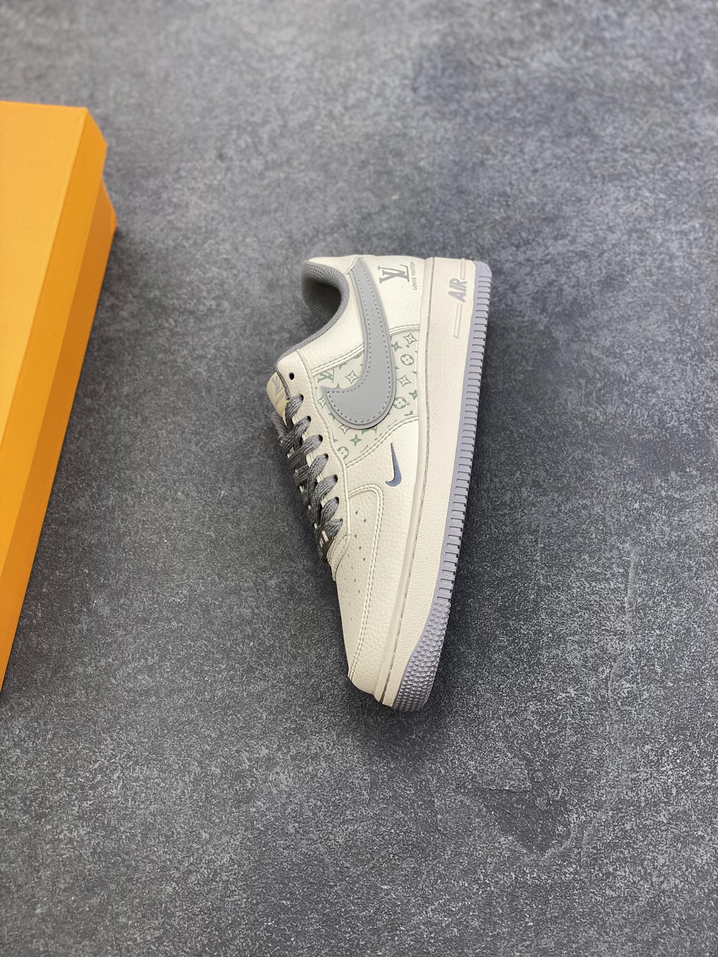 图片[7]-Nike Air Force 1 \’07 Low “LV联名——印花米灰勾”空军一号 高端定制 低帮 运动鞋 休闲鞋 折边针车 工艺难度大 原楦头原纸板 原装鞋盒 定制五金配件 内置全掌气垫 原厂鞋底 货号：HH7518-079 尺码：36 36.5 37.5 38 38.5 39 40 40.5 41 42 42.5 43 44 44.5 45-选品中心