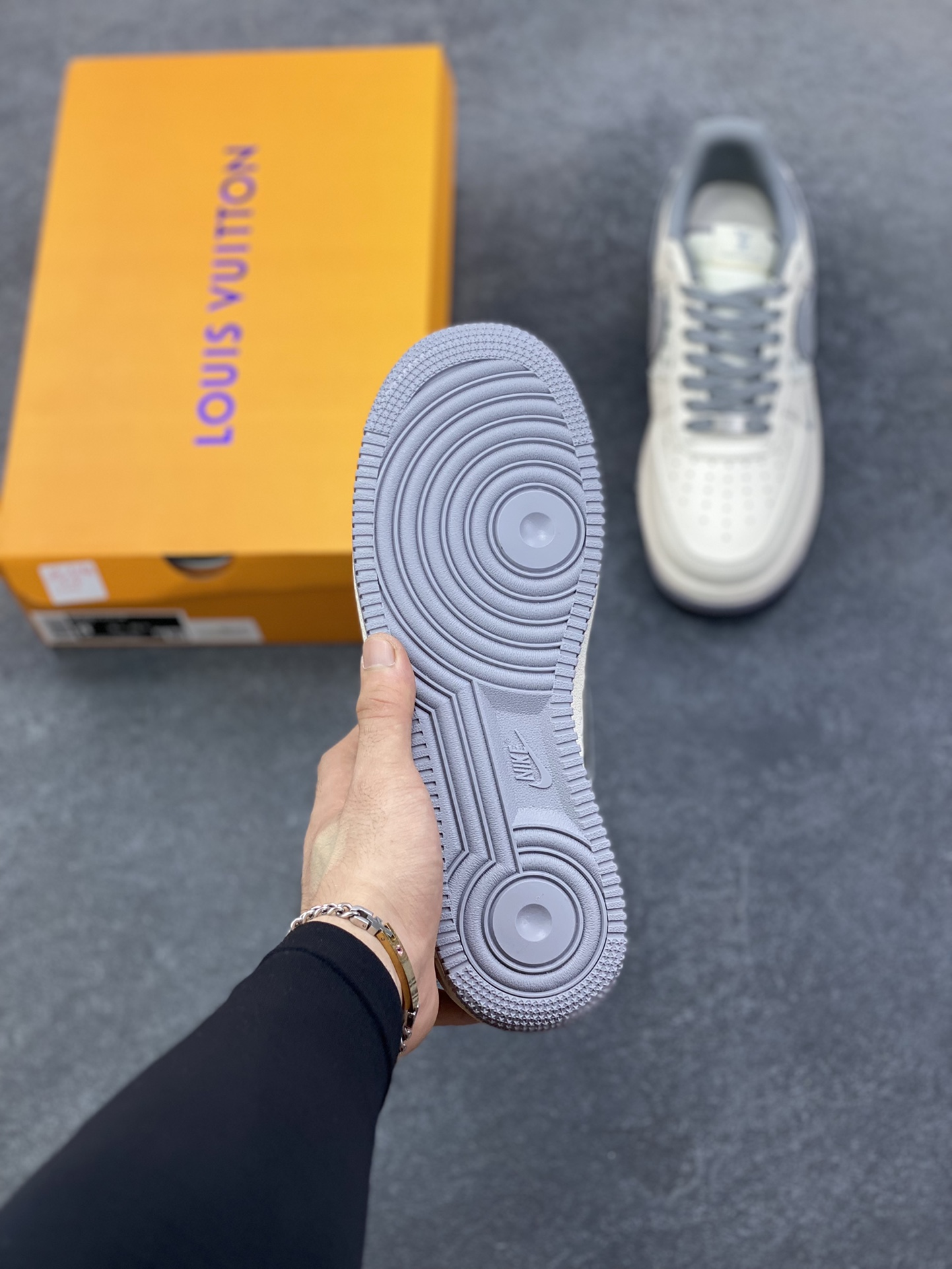 图片[5]-Nike Air Force 1 \’07 Low “LV联名——印花米灰勾”空军一号 高端定制 低帮 运动鞋 休闲鞋 折边针车 工艺难度大 原楦头原纸板 原装鞋盒 定制五金配件 内置全掌气垫 原厂鞋底 货号：HH7518-079 尺码：36 36.5 37.5 38 38.5 39 40 40.5 41 42 42.5 43 44 44.5 45-选品中心