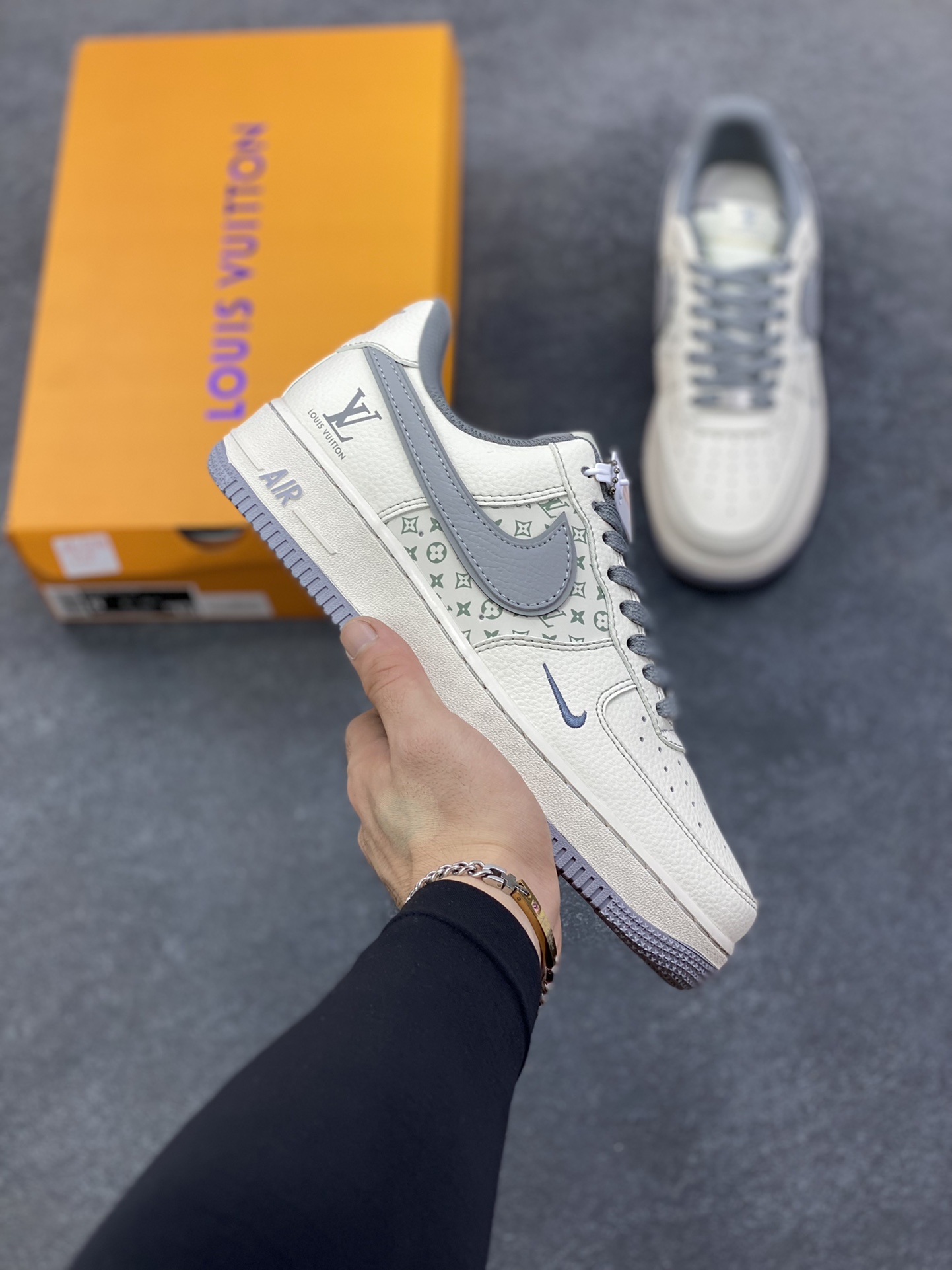 Nike Air Force 1 \’07 Low “LV联名——印花米灰勾”空军一号 高端定制 低帮 运动鞋 休闲鞋 折边针车 工艺难度大 原楦头原纸板 原装鞋盒 定制五金配件 内置全掌气垫 原厂鞋底 货号：HH7518-079 尺码：36 36.5 37.5 38 38.5 39 40 40.5 41 42 42.5 43 44 44.5 45-选品中心