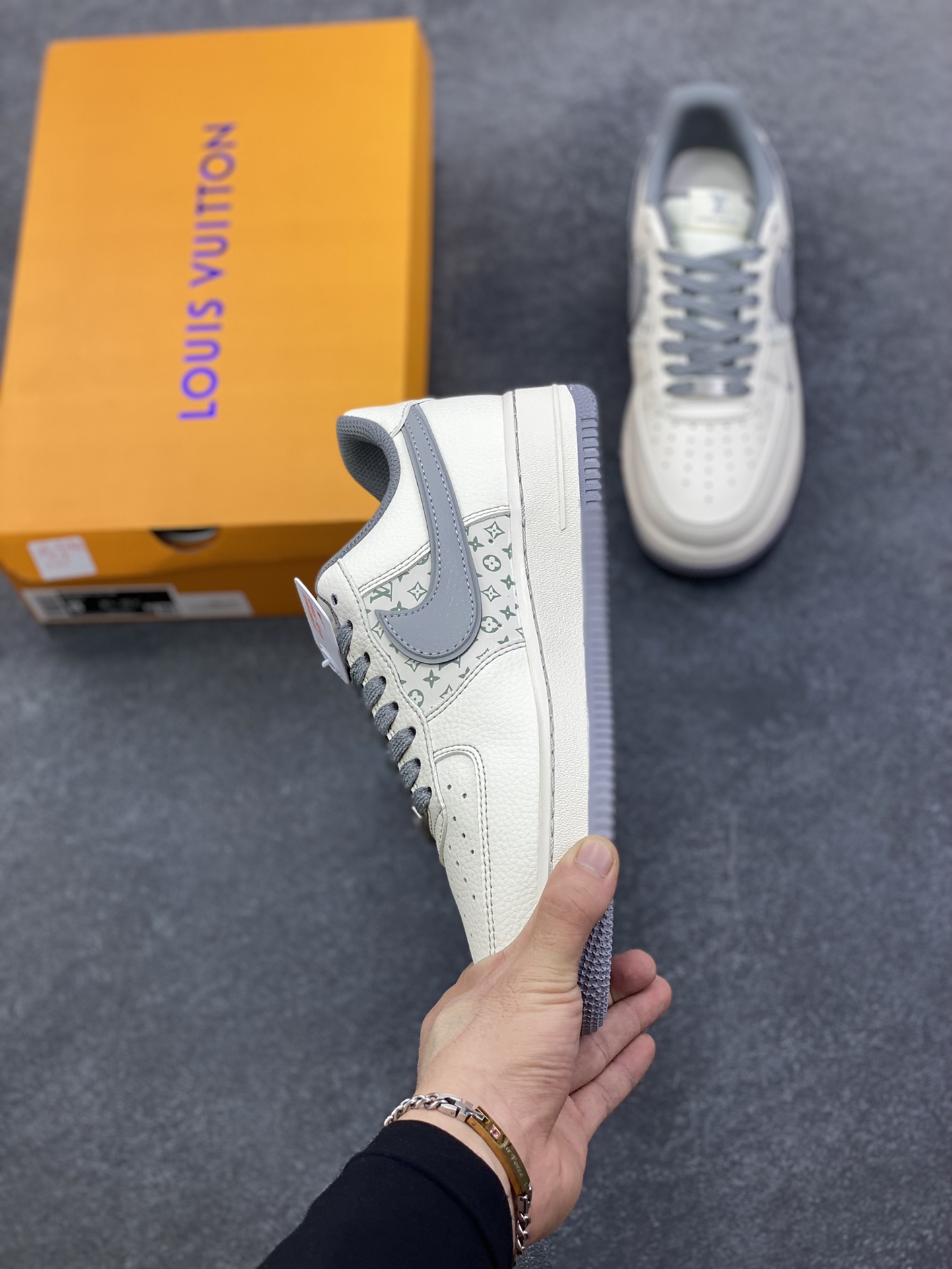 图片[3]-Nike Air Force 1 \’07 Low “LV联名——印花米灰勾”空军一号 高端定制 低帮 运动鞋 休闲鞋 折边针车 工艺难度大 原楦头原纸板 原装鞋盒 定制五金配件 内置全掌气垫 原厂鞋底 货号：HH7518-079 尺码：36 36.5 37.5 38 38.5 39 40 40.5 41 42 42.5 43 44 44.5 45-选品中心