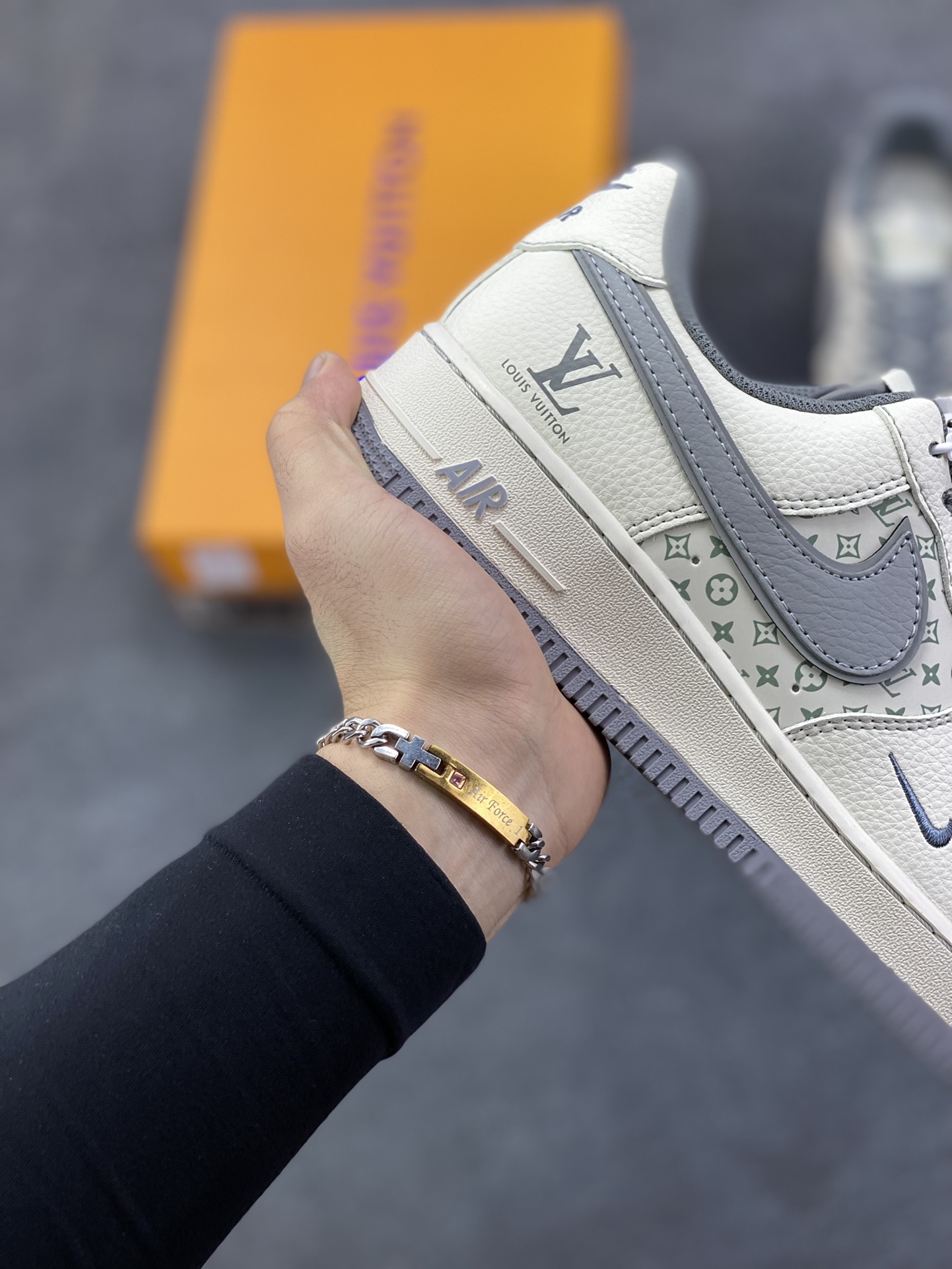 图片[6]-Nike Air Force 1 \’07 Low “LV联名——印花米灰勾”空军一号 高端定制 低帮 运动鞋 休闲鞋 折边针车 工艺难度大 原楦头原纸板 原装鞋盒 定制五金配件 内置全掌气垫 原厂鞋底 货号：HH7518-079 尺码：36 36.5 37.5 38 38.5 39 40 40.5 41 42 42.5 43 44 44.5 45-选品中心