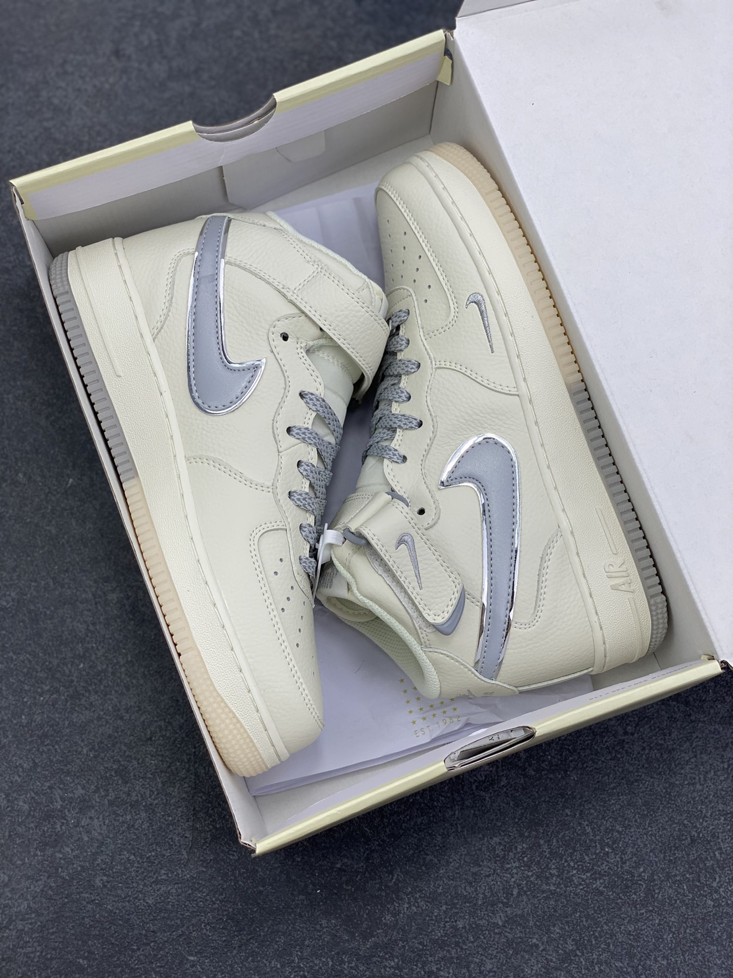 图片[9]-Nike Air Force 1 MID 米灰双色底 满天星空军一号中帮休闲板鞋 3M反光 水晶大底 定制鞋盒 原楦头原纸板 纯正空军版型 内置全掌气垫 货号：XL0236-232 尺码：36 36.5 37.5 38 38.5 39 40 40.5 41 42 42.5 43 44 44.5 45-选品中心