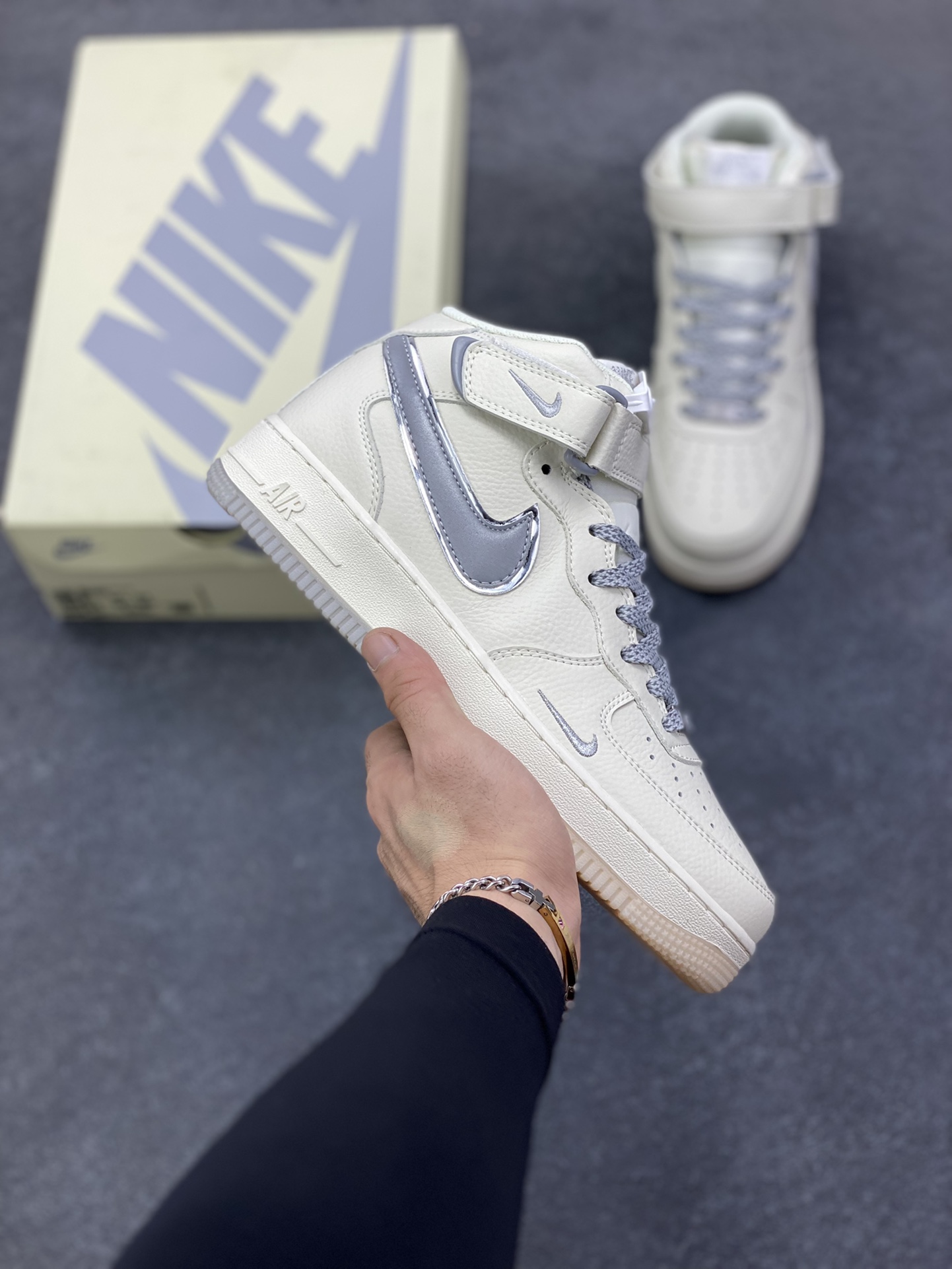 Nike Air Force 1 MID 米灰双色底 满天星空军一号中帮休闲板鞋 3M反光 水晶大底 定制鞋盒 原楦头原纸板 纯正空军版型 内置全掌气垫 货号：XL0236-232 尺码：36 36.5 37.5 38 38.5 39 40 40.5 41 42 42.5 43 44 44.5 45-选品中心
