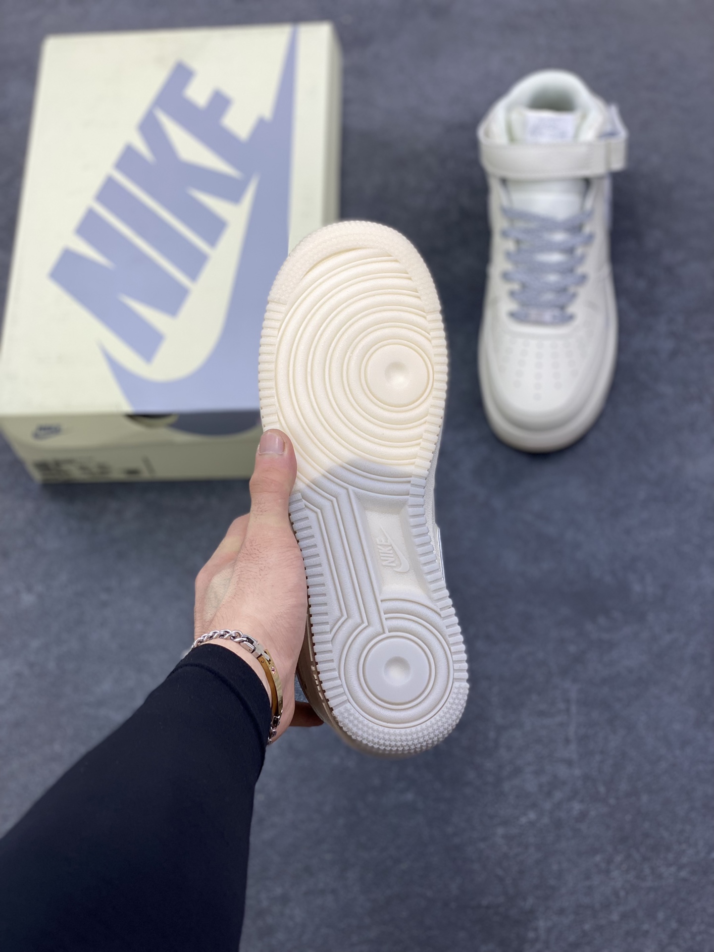 图片[5]-Nike Air Force 1 MID 米灰双色底 满天星空军一号中帮休闲板鞋 3M反光 水晶大底 定制鞋盒 原楦头原纸板 纯正空军版型 内置全掌气垫 货号：XL0236-232 尺码：36 36.5 37.5 38 38.5 39 40 40.5 41 42 42.5 43 44 44.5 45-选品中心