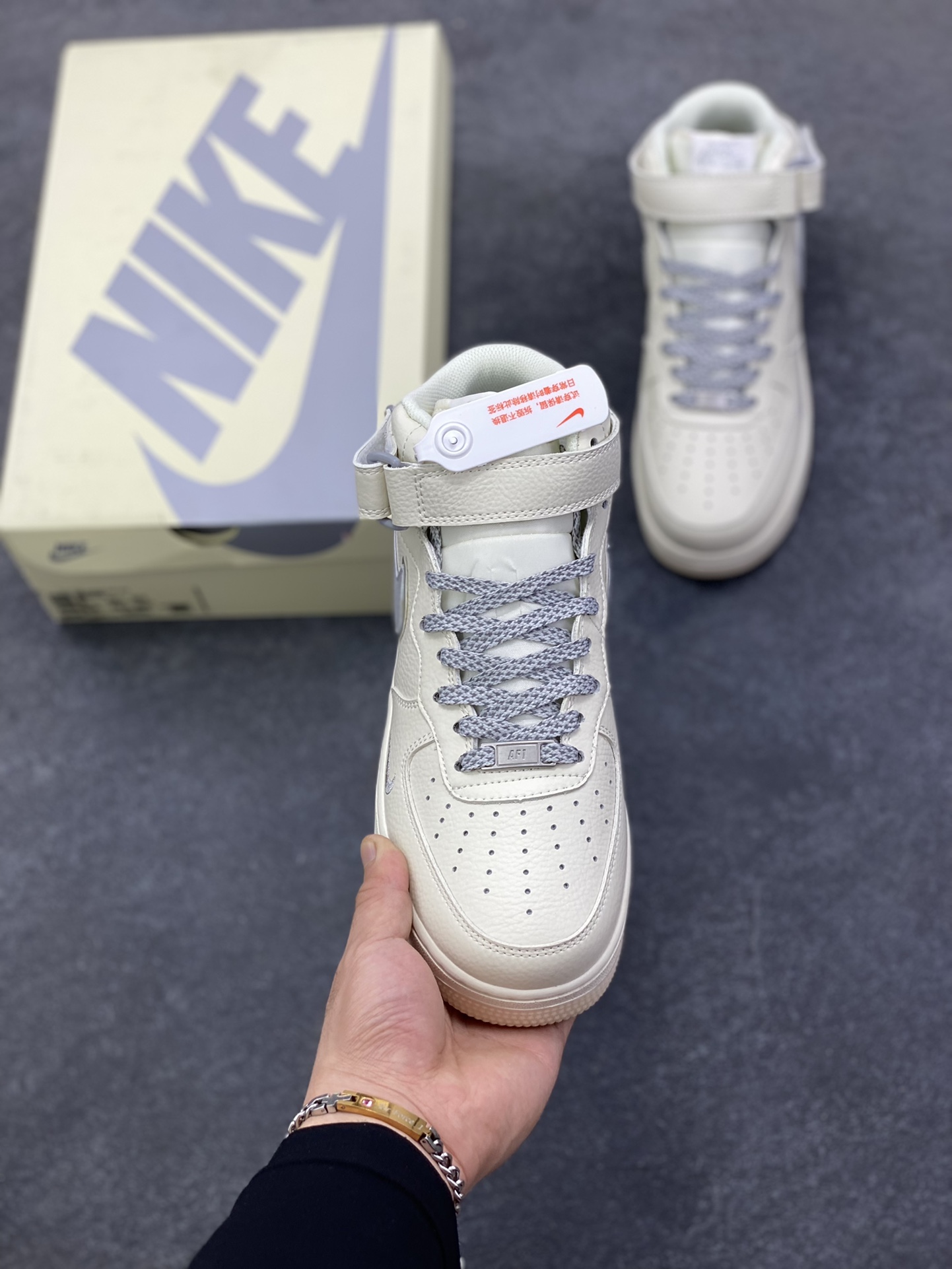 图片[2]-Nike Air Force 1 MID 米灰双色底 满天星空军一号中帮休闲板鞋 3M反光 水晶大底 定制鞋盒 原楦头原纸板 纯正空军版型 内置全掌气垫 货号：XL0236-232 尺码：36 36.5 37.5 38 38.5 39 40 40.5 41 42 42.5 43 44 44.5 45-选品中心