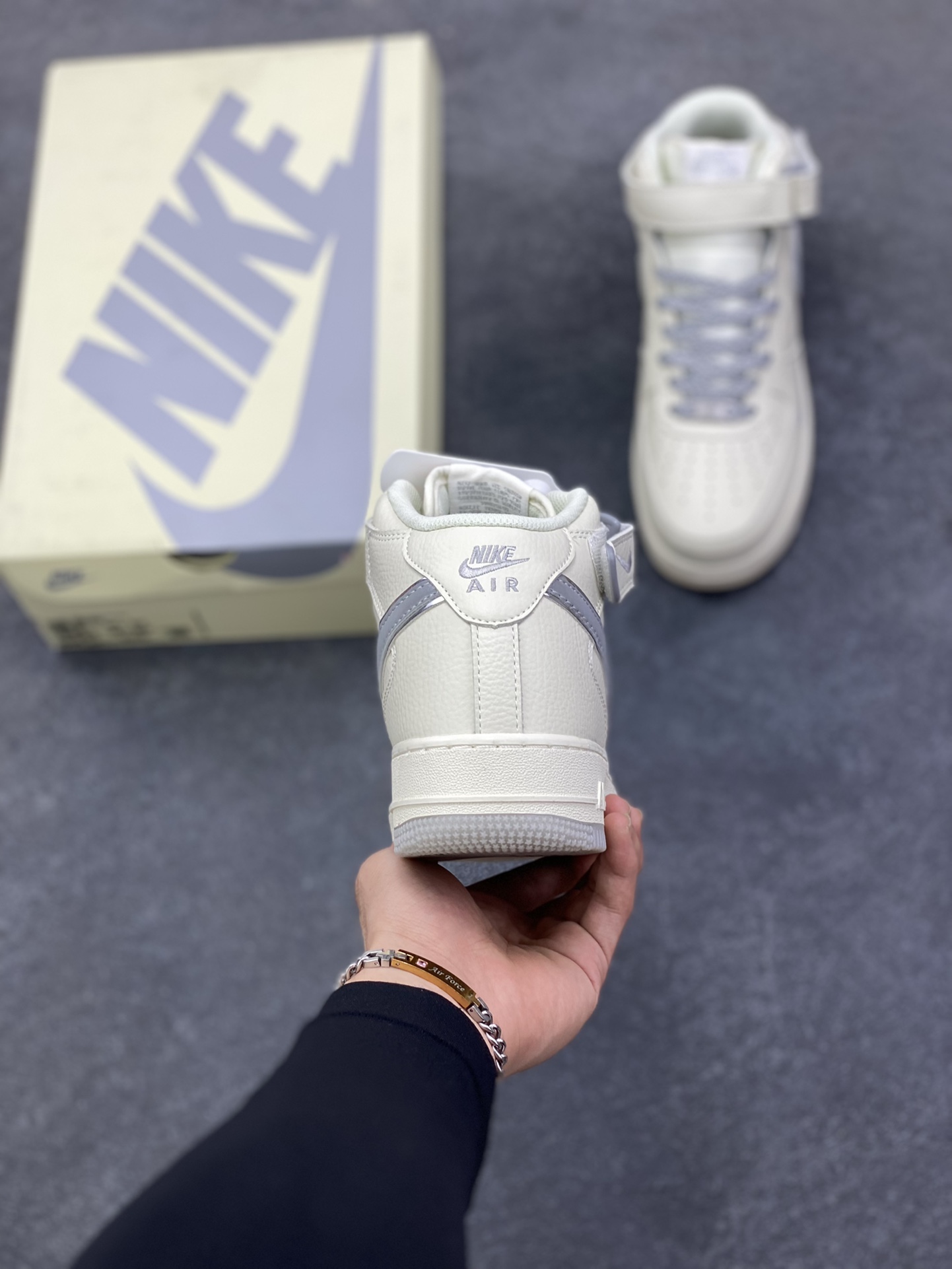 图片[4]-Nike Air Force 1 MID 米灰双色底 满天星空军一号中帮休闲板鞋 3M反光 水晶大底 定制鞋盒 原楦头原纸板 纯正空军版型 内置全掌气垫 货号：XL0236-232 尺码：36 36.5 37.5 38 38.5 39 40 40.5 41 42 42.5 43 44 44.5 45-选品中心