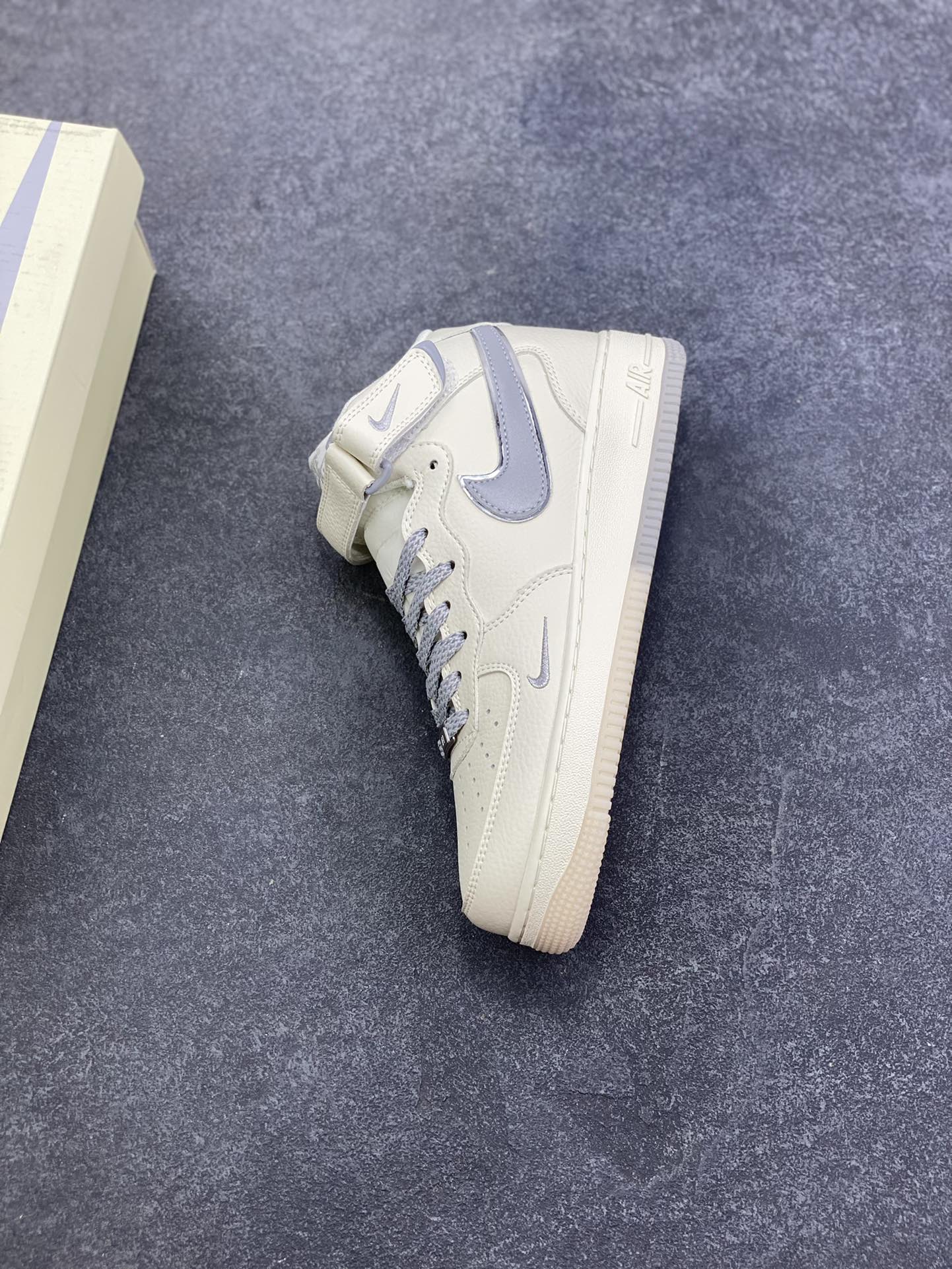 图片[7]-Nike Air Force 1 MID 米灰双色底 满天星空军一号中帮休闲板鞋 3M反光 水晶大底 定制鞋盒 原楦头原纸板 纯正空军版型 内置全掌气垫 货号：XL0236-232 尺码：36 36.5 37.5 38 38.5 39 40 40.5 41 42 42.5 43 44 44.5 45-选品中心