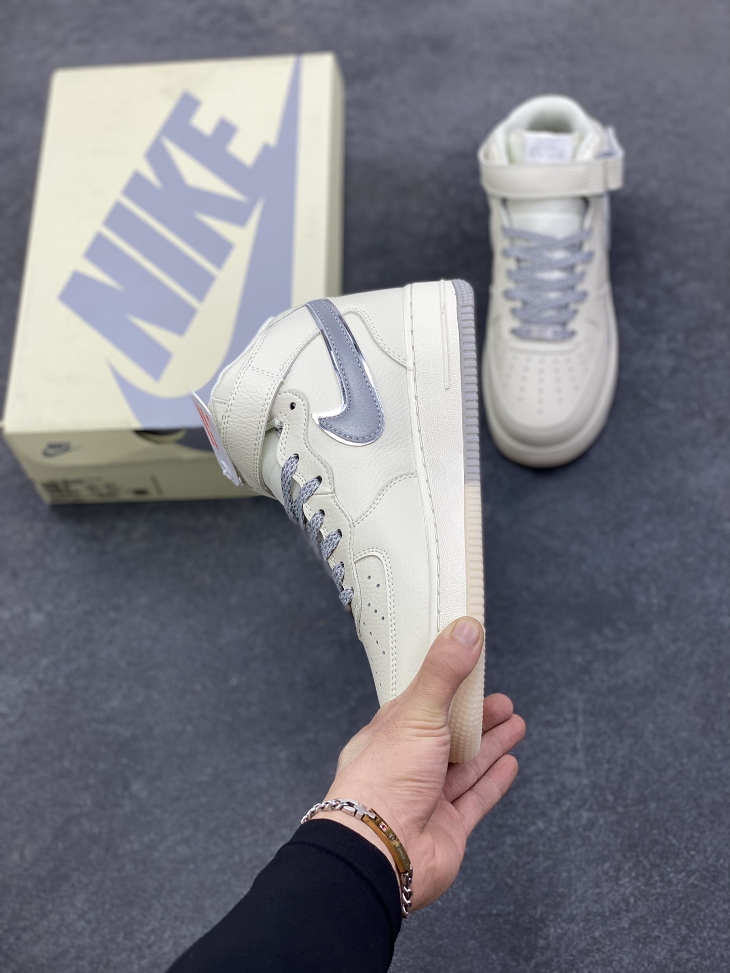 图片[3]-Nike Air Force 1 MID 米灰双色底 满天星空军一号中帮休闲板鞋 3M反光 水晶大底 定制鞋盒 原楦头原纸板 纯正空军版型 内置全掌气垫 货号：XL0236-232 尺码：36 36.5 37.5 38 38.5 39 40 40.5 41 42 42.5 43 44 44.5 45-选品中心