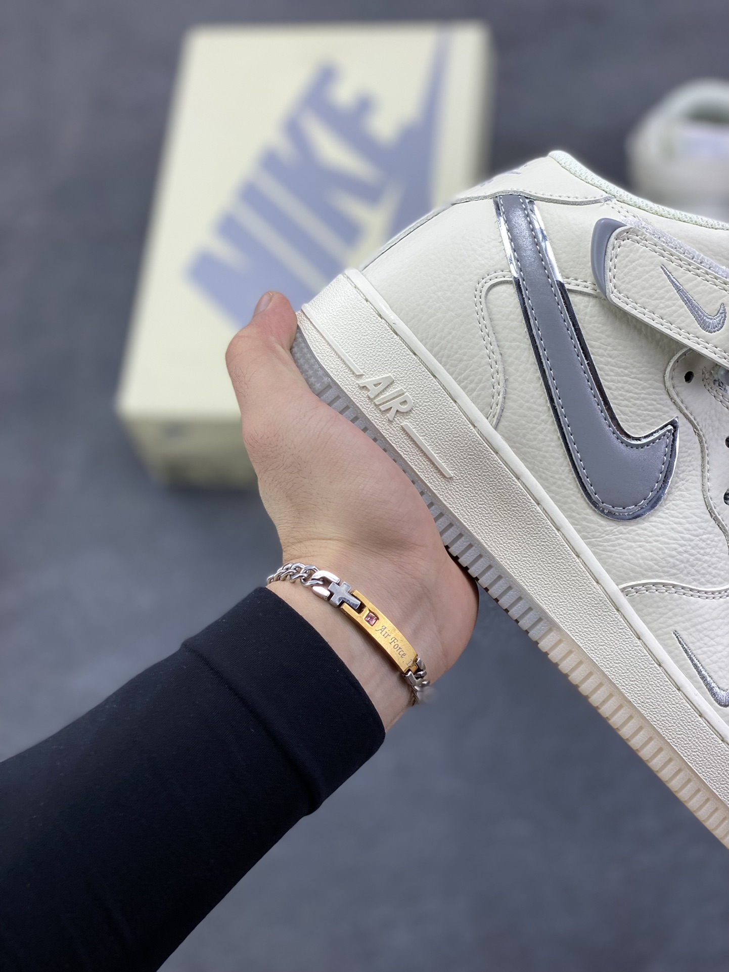 图片[6]-Nike Air Force 1 MID 米灰双色底 满天星空军一号中帮休闲板鞋 3M反光 水晶大底 定制鞋盒 原楦头原纸板 纯正空军版型 内置全掌气垫 货号：XL0236-232 尺码：36 36.5 37.5 38 38.5 39 40 40.5 41 42 42.5 43 44 44.5 45-选品中心