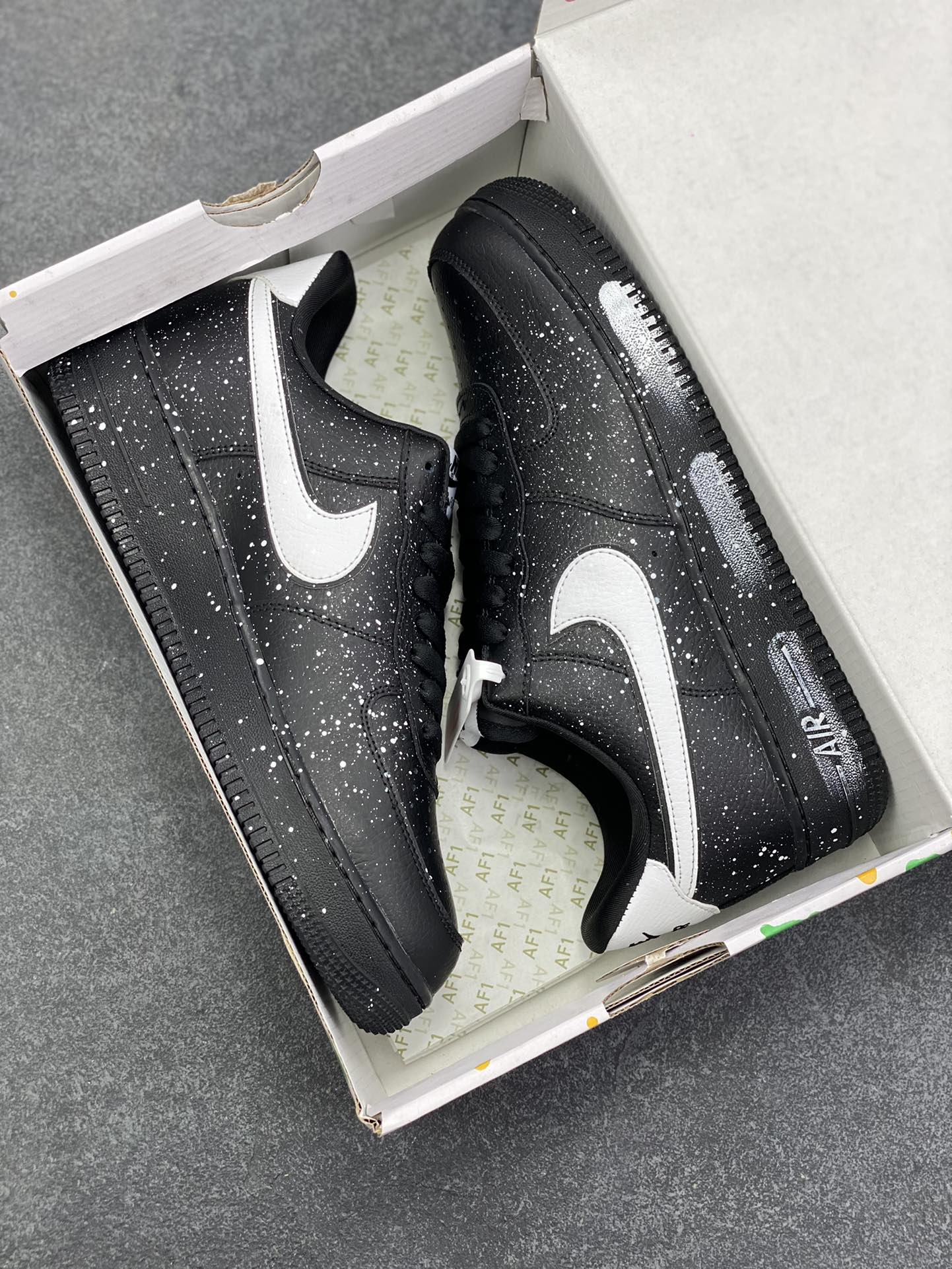 图片[9]-“黑暗街头”✨订制空军一号板鞋 该定制版球鞋选用原鞋款为Nike Air Force 1\’07空军一号低帮，单色主义,灵感来源于水墨书法中的留白哲学。黑与白的永 恒博弈,演绎冲突与平衡、纯粹与复杂的双重性。整体时尚潮流,适用于各种场合穿搭。定制球鞋均为纯手工定制,每双鞋会存在一定细微差异。 货号：CV0492-001 尺码：36 36.5 37.5 38 38.5 39 40 40.5 41 42 42.5 43 44 44.5 45-选品中心