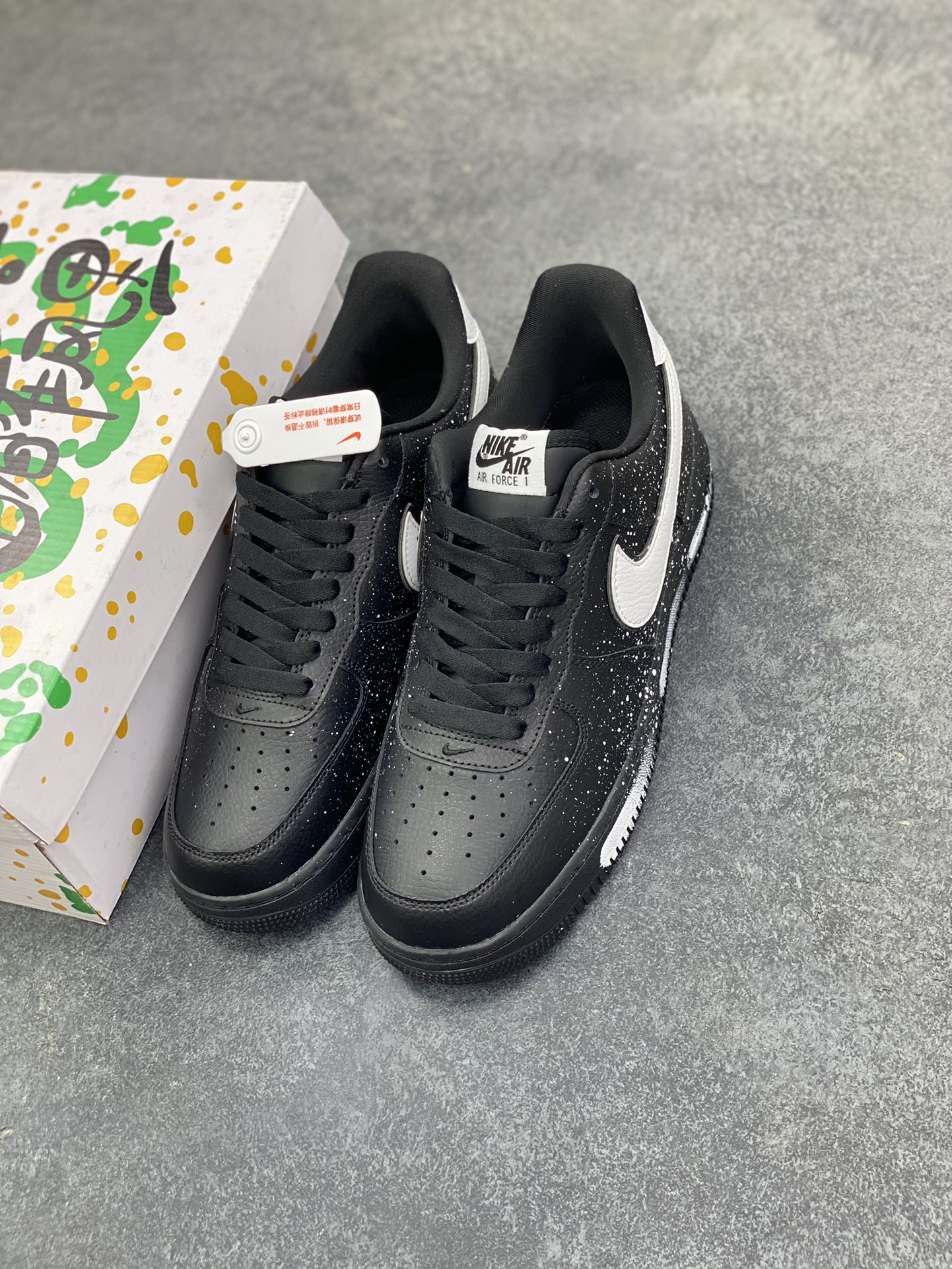 图片[8]-“黑暗街头”✨订制空军一号板鞋 该定制版球鞋选用原鞋款为Nike Air Force 1\’07空军一号低帮，单色主义,灵感来源于水墨书法中的留白哲学。黑与白的永 恒博弈,演绎冲突与平衡、纯粹与复杂的双重性。整体时尚潮流,适用于各种场合穿搭。定制球鞋均为纯手工定制,每双鞋会存在一定细微差异。 货号：CV0492-001 尺码：36 36.5 37.5 38 38.5 39 40 40.5 41 42 42.5 43 44 44.5 45-选品中心