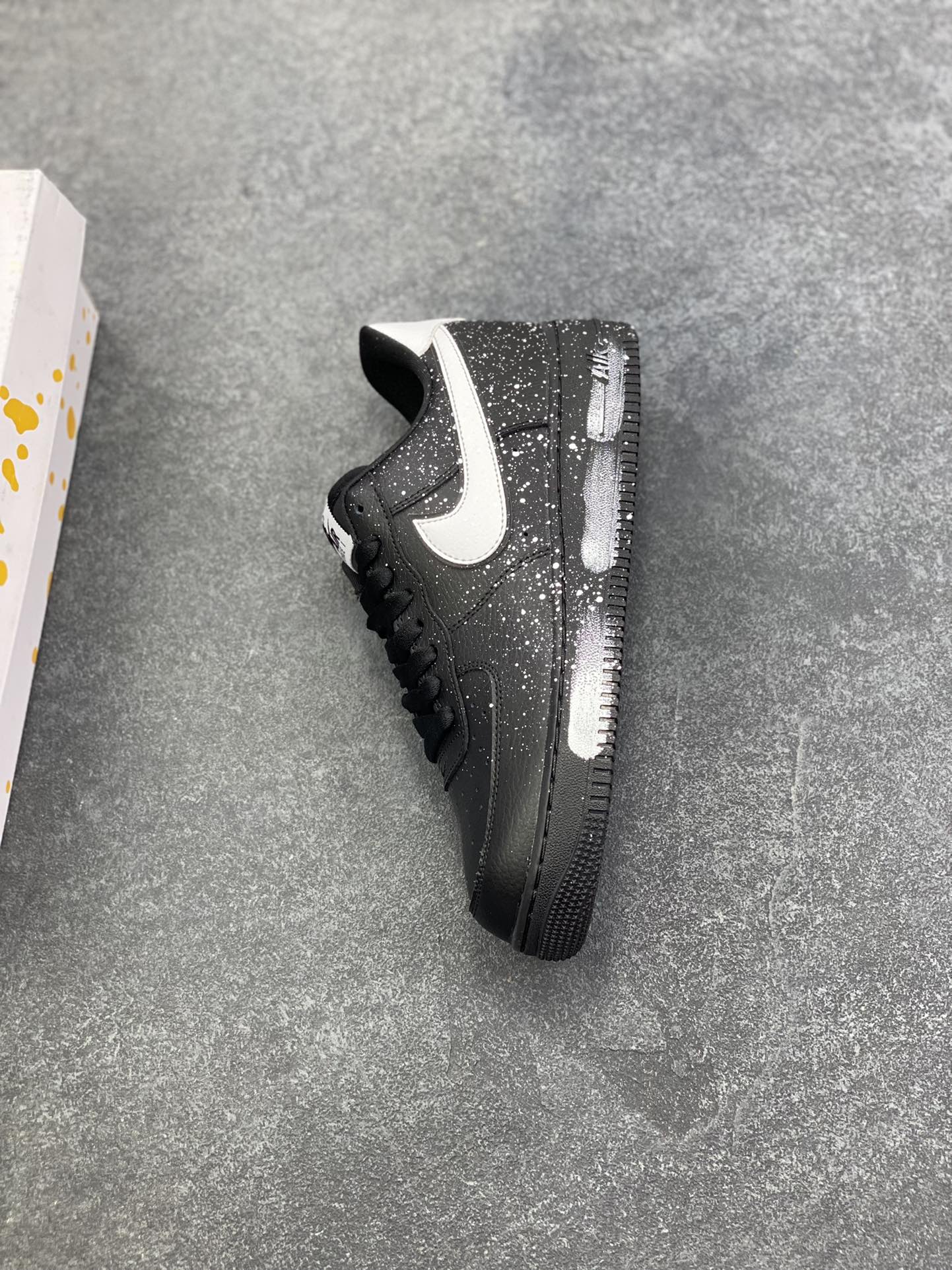 图片[7]-“黑暗街头”✨订制空军一号板鞋 该定制版球鞋选用原鞋款为Nike Air Force 1\’07空军一号低帮，单色主义,灵感来源于水墨书法中的留白哲学。黑与白的永 恒博弈,演绎冲突与平衡、纯粹与复杂的双重性。整体时尚潮流,适用于各种场合穿搭。定制球鞋均为纯手工定制,每双鞋会存在一定细微差异。 货号：CV0492-001 尺码：36 36.5 37.5 38 38.5 39 40 40.5 41 42 42.5 43 44 44.5 45-选品中心