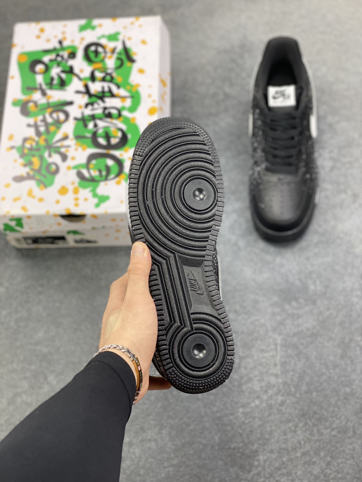 图片[5]-“黑暗街头”✨订制空军一号板鞋 该定制版球鞋选用原鞋款为Nike Air Force 1\’07空军一号低帮，单色主义,灵感来源于水墨书法中的留白哲学。黑与白的永 恒博弈,演绎冲突与平衡、纯粹与复杂的双重性。整体时尚潮流,适用于各种场合穿搭。定制球鞋均为纯手工定制,每双鞋会存在一定细微差异。 货号：CV0492-001 尺码：36 36.5 37.5 38 38.5 39 40 40.5 41 42 42.5 43 44 44.5 45-选品中心