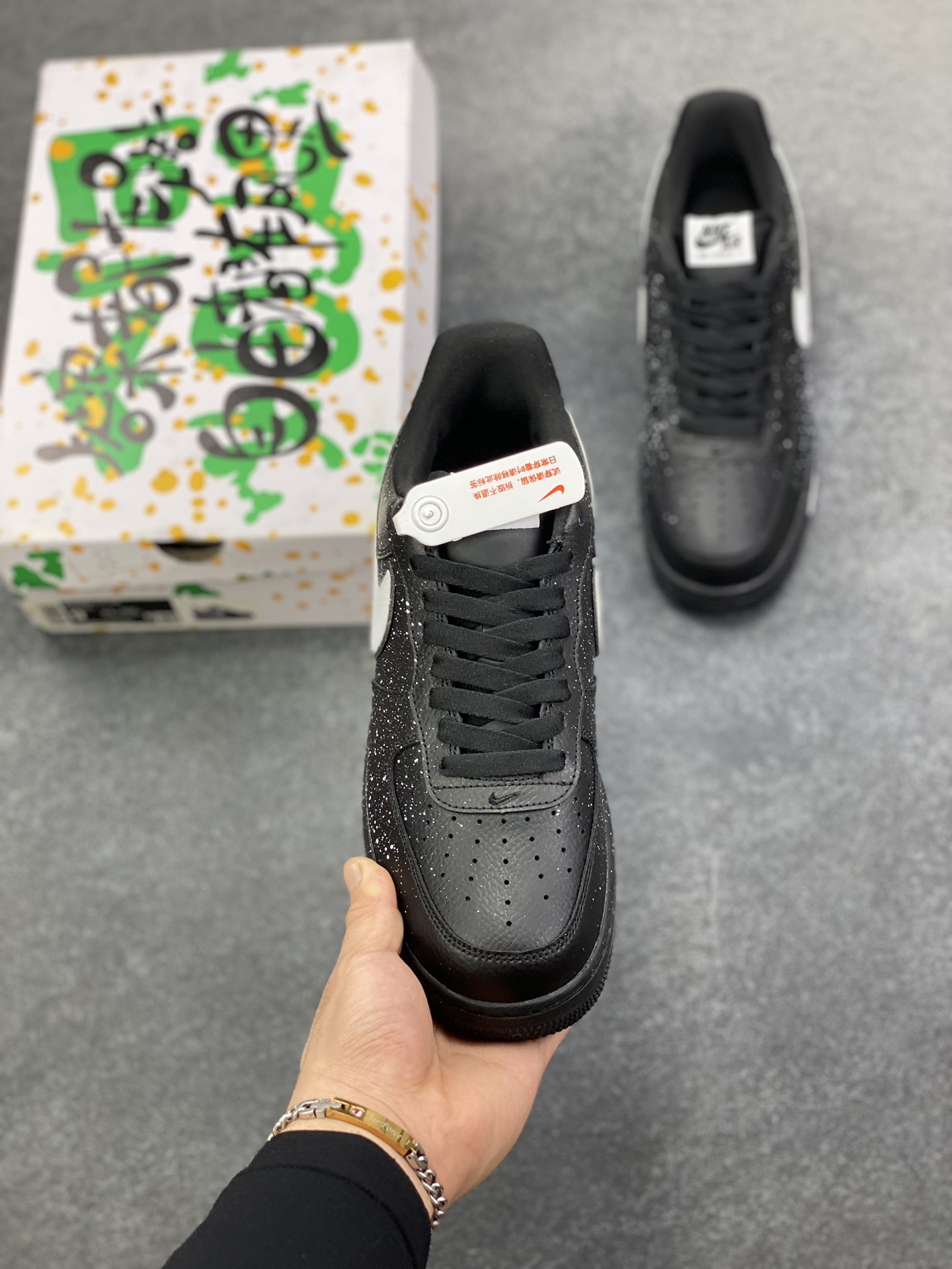 图片[2]-“黑暗街头”✨订制空军一号板鞋 该定制版球鞋选用原鞋款为Nike Air Force 1\’07空军一号低帮，单色主义,灵感来源于水墨书法中的留白哲学。黑与白的永 恒博弈,演绎冲突与平衡、纯粹与复杂的双重性。整体时尚潮流,适用于各种场合穿搭。定制球鞋均为纯手工定制,每双鞋会存在一定细微差异。 货号：CV0492-001 尺码：36 36.5 37.5 38 38.5 39 40 40.5 41 42 42.5 43 44 44.5 45-选品中心