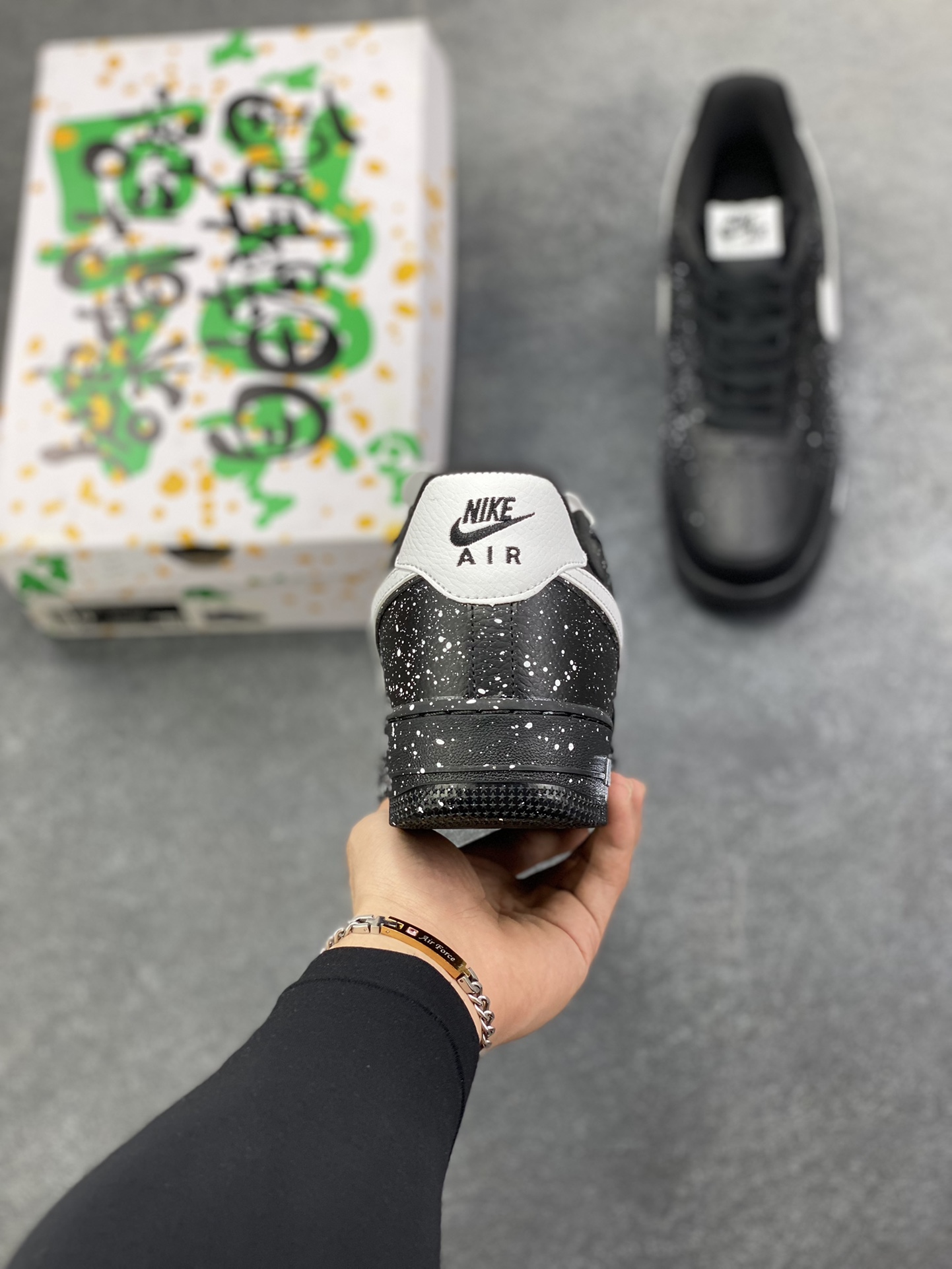 图片[4]-“黑暗街头”✨订制空军一号板鞋 该定制版球鞋选用原鞋款为Nike Air Force 1\’07空军一号低帮，单色主义,灵感来源于水墨书法中的留白哲学。黑与白的永 恒博弈,演绎冲突与平衡、纯粹与复杂的双重性。整体时尚潮流,适用于各种场合穿搭。定制球鞋均为纯手工定制,每双鞋会存在一定细微差异。 货号：CV0492-001 尺码：36 36.5 37.5 38 38.5 39 40 40.5 41 42 42.5 43 44 44.5 45-选品中心