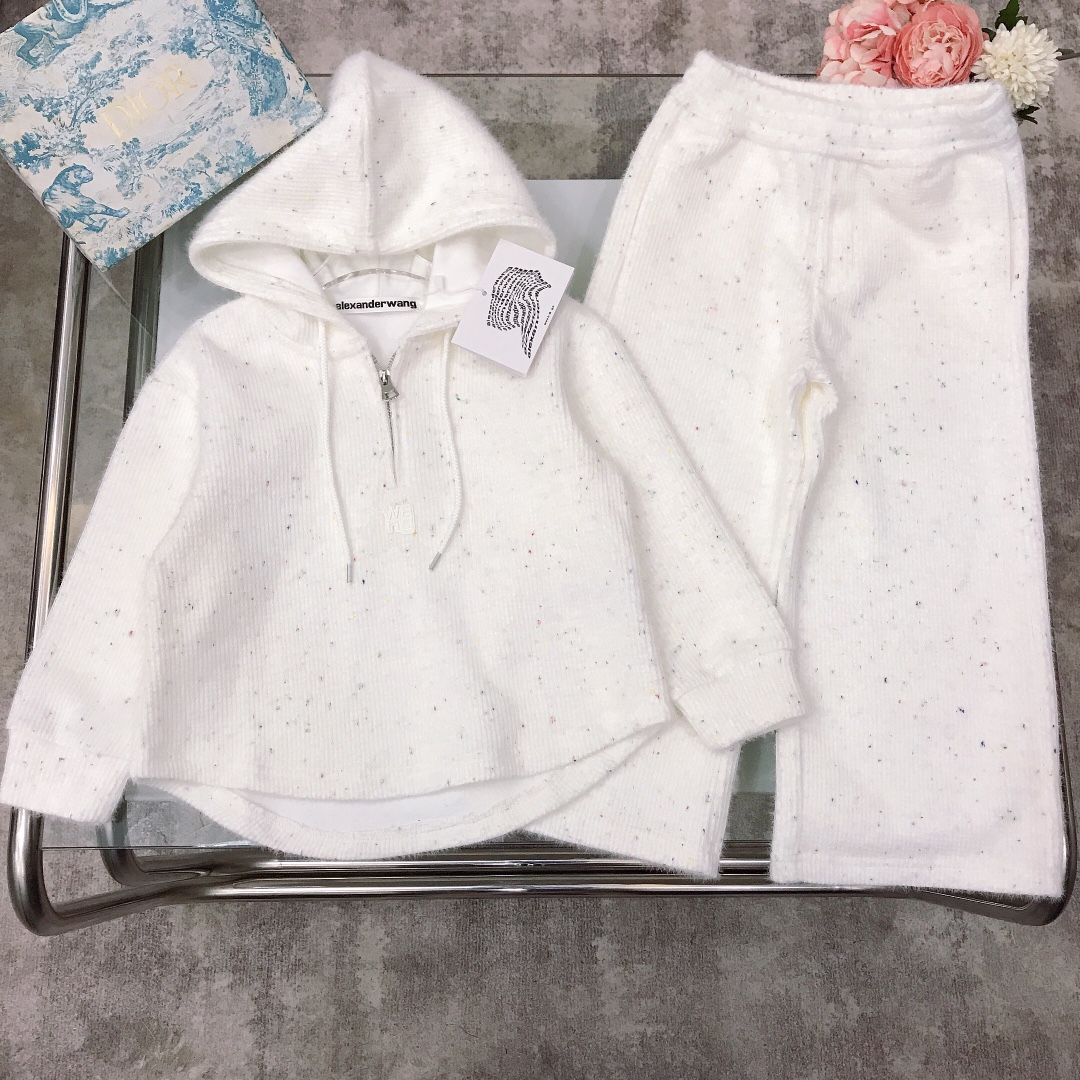 NO:578998,[Ready stock] Size - It is recommended to wash by hand. High-end fabrics cannot be machine washed. Dawang's high-end style~ Half-zip hooded sweatshirt, jacket and trousers. Two-piece suit. Color-dot wool yarn fabric. Wool-containing yarn, elastic fabric ~ LOGO logo on the chest. Made of soft and waxy color-dot warm wool plus velvet fabric. Thickened. Winter wear. High-quality customer-supplied fine pure cotton fabric. Color white  Size-120-130-140-150-[CM],clothes,alexander wang,hoodie,sweatshirts,jackets & coats,hats,19860909【现货发】  尺寸- 建议手洗 高端面料不可机洗  大王家高定款～ 半拉链连帽卫衣外套长裤 两件套套装 彩点毛纱面料含羊毛的点子纱,弹力面料～胸前LOGO标识,采用软糯彩点保暖羊毛加绒面料打造 厚度加厚 冬季穿搭 优质客供细腻纯棉面料 颜色白色 尺码-120-130-140-150-【CM】,衣服,alexander wang,hoodie,sweatshirts,jackets & coats,hats,,Children's