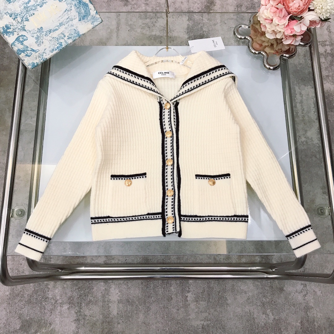 NO:578996,[Ready stock] CELIN* versatile series ~ Hepburn college style navy collar contrasting wool cardigan sweater, imported loom customized black trim design ~ the fabric is super soft and delicate 50 wool and feels great!  The whole set of upper body has a high-end temperament, high version quality, simple and elegant style, the upper body is very beautiful, and the version is awesome size--130-140-150-160 [CM] Counter packaging 10, clothes, celine, sweaters,19860909【现货发】   CELIN* 百搭系列～赫本风学院系海军领撞色羊毛开衫毛衣 进口织机定制黑色镶边设计～面料超级柔软细腻50羊毛 手感超好！整套上身气质高级感十足高版本质量 简单大方款式 上身非常好看 版型超赞 size--130-140-150-160【CM】  专柜包装10,衣服,celine,sweaters,,Children's