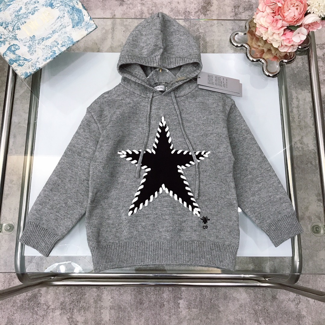 NO:579002,[Ready stock] DIO* versatile series ~ French retro star jacquard hooded pullover sweater for boys and girls, handmade crochet lucky star pattern ~ the fabric is super soft and delicate, selected blended high-quality sweater and sweater, feels great!  The upper body has a high-end temperament, high version quality, simple and elegant style, the upper body is very good-looking, and the version is awesome size--130-140-150-160 [CM] Counter packaging 10, clothes, dior, sweaters, hats,19860909【现货发】  DIO* 百搭系列～法式复古星星提花男女童连帽套头毛衣 纯手工钩针幸运星星图案～面料超级柔软细腻 精选混纺优质毛衣针织衫 手感超好！上身气质高级感十足高版本质量 简单大方款式 上身非常好看 版型超赞 size--130-140-150-160【CM】  专柜包装10,衣服,dior,sweaters,hats,,Children's