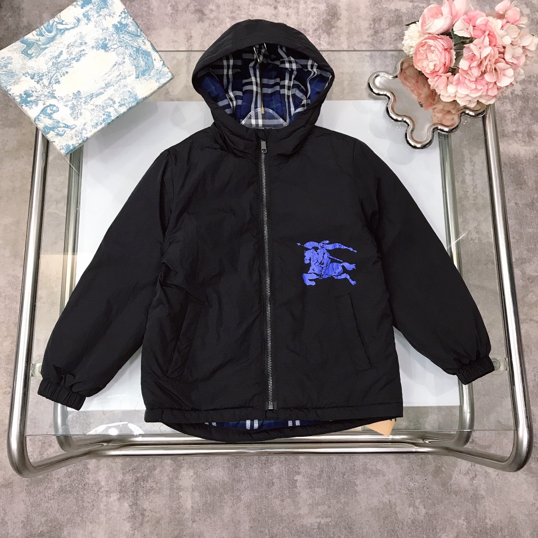 NO:579016,[Ready stock] Burberr* hooded mid-length cotton jacket ~ Exclusive for boys and girls. Popular model shipped with war horse printed logo on the chest. Lined with classic plaid elements. ~ The high-end customized version is very atmospheric on the upper body.  Original item, complete with three labels, color black, Size--130-140-150-160 [CM], clothes, burberry, hats,19860909【现货发】  Burberr* 连帽中长款棉服～男女宝宝专属 火爆款出货胸前战马印花logo标志 内衬经典格纹元素～高端定制版上身非常大气,～超高版本,轻薄款超保暖设计～非常暖和保暖 上身效果超级好哦！ 原单货,三标齐全, 颜色黑色  Size--130-140-150-160【CM】,衣服,burberry,hats,,Children's