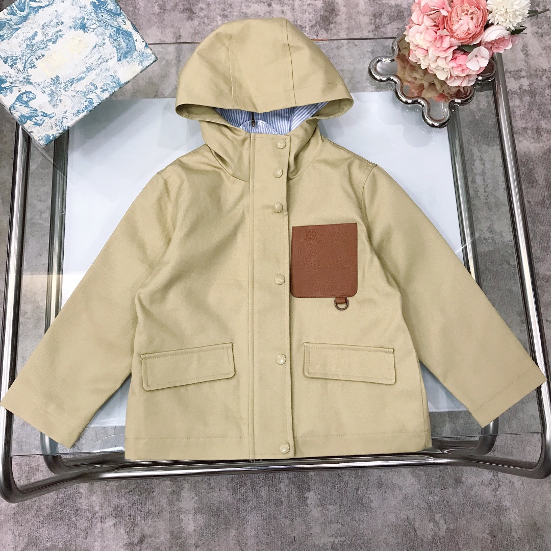 NO:579010,[Ready stock] size- LOEW* Loewe hooded windbreaker jacket, casual and casual style wear ~ leather logo pocket design on the chest, the effect is super NICE ~ high-density pure cotton, silky, delicate and shiny, high-end fashion style, using imported high-end custom-selected high-quality organic cotton fabrics, comfortable and breathable, and the upper body effect is very good. Size-120-130-140-150-[CM] Need counter packaging, clothes, loewe, jackets &  coats, hats,19860909【现货发】 size-  LOEW* 罗*威 连帽风衣外套 休闲随意风格穿搭～胸前皮质logo口袋设计 效果超级NICE～ 高密度纯棉 丝滑细腻有光泽高级时髦款,采用进口高端定制精选优质有机棉面料 舒适透气 上身效果非常好 尺码-120-130-140-150-【CM】 需要专柜包装元,衣服,loewe,jackets & coats,hats,,Children's