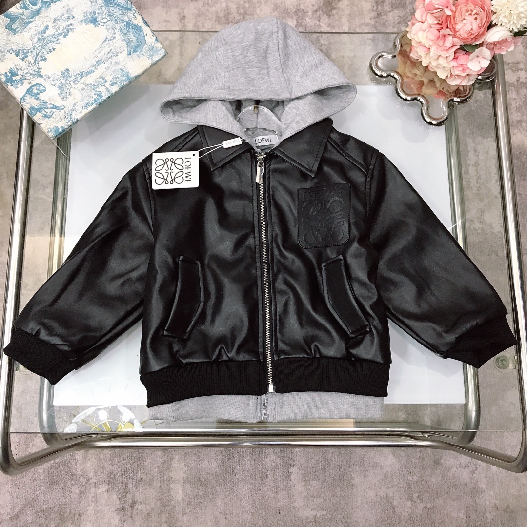 NO:579020,[Ready stock] size- LOEW* LOEW* hooded fake two-piece quilted leather jacket. Casual and casual style wear ~ stitched sweatshirt design. The effect is super NICE ~ The compatibility of leather clothing and autumn and winter. The quilted warmth is full of silky, delicate and shiny high-end fashion style. It is made of imported high-end custom-selected high-quality organic cotton fabrics. It is comfortable and breathable. The upper body effect is very good. Size-120-130-140-150-[CM]  Need counter packaging, clothes, loewe, hoodie, sweatshirts, jackets & coats, leather jacket, hats,19860909【现货发】 size-  LOEW* 罗*威 连帽假两件夹棉皮衣外套 休闲随意风格穿搭～拼接卫衣设计 效果超级NICE～ 皮衣和秋冬的适配度 夹棉保暖度满满丝滑细腻有光泽高级时髦款,采用进口高端定制精选优质有机棉面料 舒适透气 上身效果非常好 尺码-120-130-140-150-【CM】 需要专柜包装元,衣服,loewe,hoodie,sweatshirts,jackets & coats,leather jacket,hats,,Children's