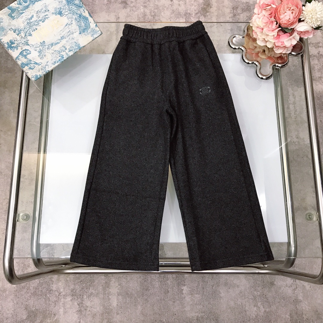 NO:579028,[Ready stock] size- CELIN* One of the must-have items for fashionistas, straight-leg casual pants with brushed texture. Excellent color rendering. Pure cotton. Micro-elastic, soft and comfortable ~ high-density pure cotton. Silky, delicate and shiny. High-end fashion style. Made of imported high-end custom-selected high-quality organic cotton fabrics. Comfortable and breathable. The upper body effect is very good. Size-120-130-140-150-[CM] Requires counter packaging, clothing, celine,19860909【现货发】  size-  CELIN* 时尚达人必备单品之一,磨毛质地直筒休闲裤 显色度超级赞 纯棉 微弹柔软舒适～高密度纯棉 丝滑细腻有光泽高级时髦款,采用进口高端定制精选优质有机棉面料 舒适透气 上身效果非常好 尺码-120-130-140-150-【CM】 需要专柜包装元,衣服,celine,,Children's