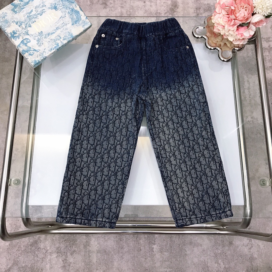 NO:579024,[Ready stock] size- DIO* light luxury gradient logo jeans, one of the must-have items for fashionistas ~ super high-end washed denim color, excellent color rendering, pure cotton, slightly elastic, soft and comfortable ~ high-density pure cotton, silky, delicate and shiny, high-end fashion style, made of imported high-end custom-selected high-quality organic cotton fabrics, comfortable and breathable, and the upper body effect is very good. Size-120-130-140-150-[CM]  Need counter packaging for yuan, clothes, dior, jeans,19860909【现货发】  size-  DIO* 轻奢渐变logo牛仔裤 时尚达人必备单品之一～超高级水洗牛仔色 显色度超级赞 纯棉 微弹柔软舒适～高密度纯棉 丝滑细腻有光泽高级时髦款,采用进口高端定制精选优质有机棉面料 舒适透气 上身效果非常好 尺码-120-130-140-150-【CM】 需要专柜包装元,衣服,dior,jeans,,Children's