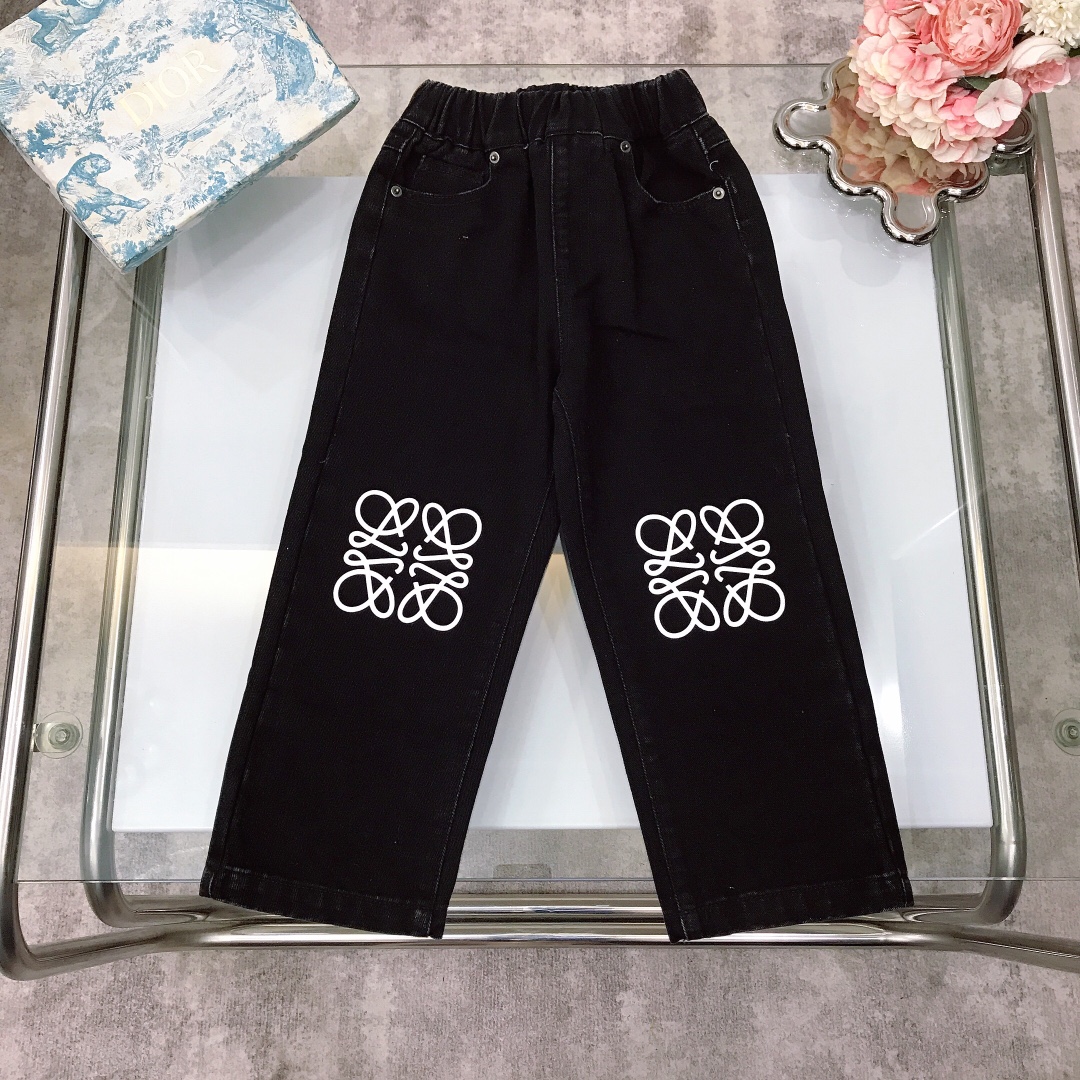 NO:579034,[Ready stock] size- Black washed printed jeans. The fabric is made of high-density thickened black surface and black bottom tight double-core yarn denim fabric washed and fried. Vine printing on the left and right knees. Slightly elastic, soft and comfortable. High-density pure cotton. Silky, delicate and shiny. High-end fashion style. Made of imported high-end custom-selected high-quality organic cotton fabrics. Comfortable and breathable. The upper body effect is very good. Size-120-130-140-150-[CM]  Need counter packaging yuan, clothes, jeans,19860909【现货发】  size-  黑色洗水印花牛仔裤 面料采用高密度加厚黑面黑底紧密双芯纱牛仔布面料水洗炒色工艺～左右两侧膝盖处藤蔓印花 微弹柔软舒适～高密度纯棉 丝滑细腻有光泽高级时髦款,采用进口高端定制精选优质有机棉面料 舒适透气 上身效果非常好 尺码-120-130-140-150-【CM】 需要专柜包装元,衣服,jeans,,Children's