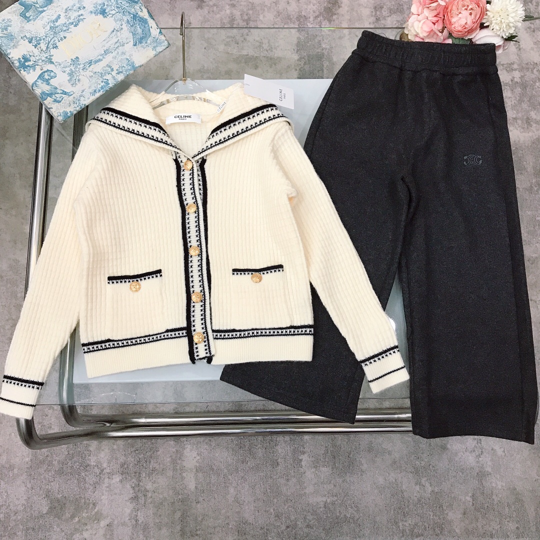 NO:575369,[Ready stock] CELIN* girls' suit ~ Hepburn college style navy collar contrasting wool cardigan sweater brushed velvet trousers imported loom customized black trim design ~ the fabric is super soft and delicate 50 wool and feels great!  The whole set of upper body has a high-end temperament, high version quality, simple and elegant style, the upper body is very beautiful, and the version is awesome size--130-140-150-160 [CM] Counter packaging 10, clothes, celine, sweaters,19860909【现货发】   CELIN* 女童套装～赫本风学院系海军领撞色羊毛开衫毛衣磨毛夹绒长裤 进口织机定制黑色镶边设计～面料超级柔软细腻50羊毛 手感超好！整套上身气质高级感十足高版本质量 简单大方款式 上身非常好看 版型超赞 size--130-140-150-160【CM】  专柜包装10,衣服,celine,sweaters,,Children's
